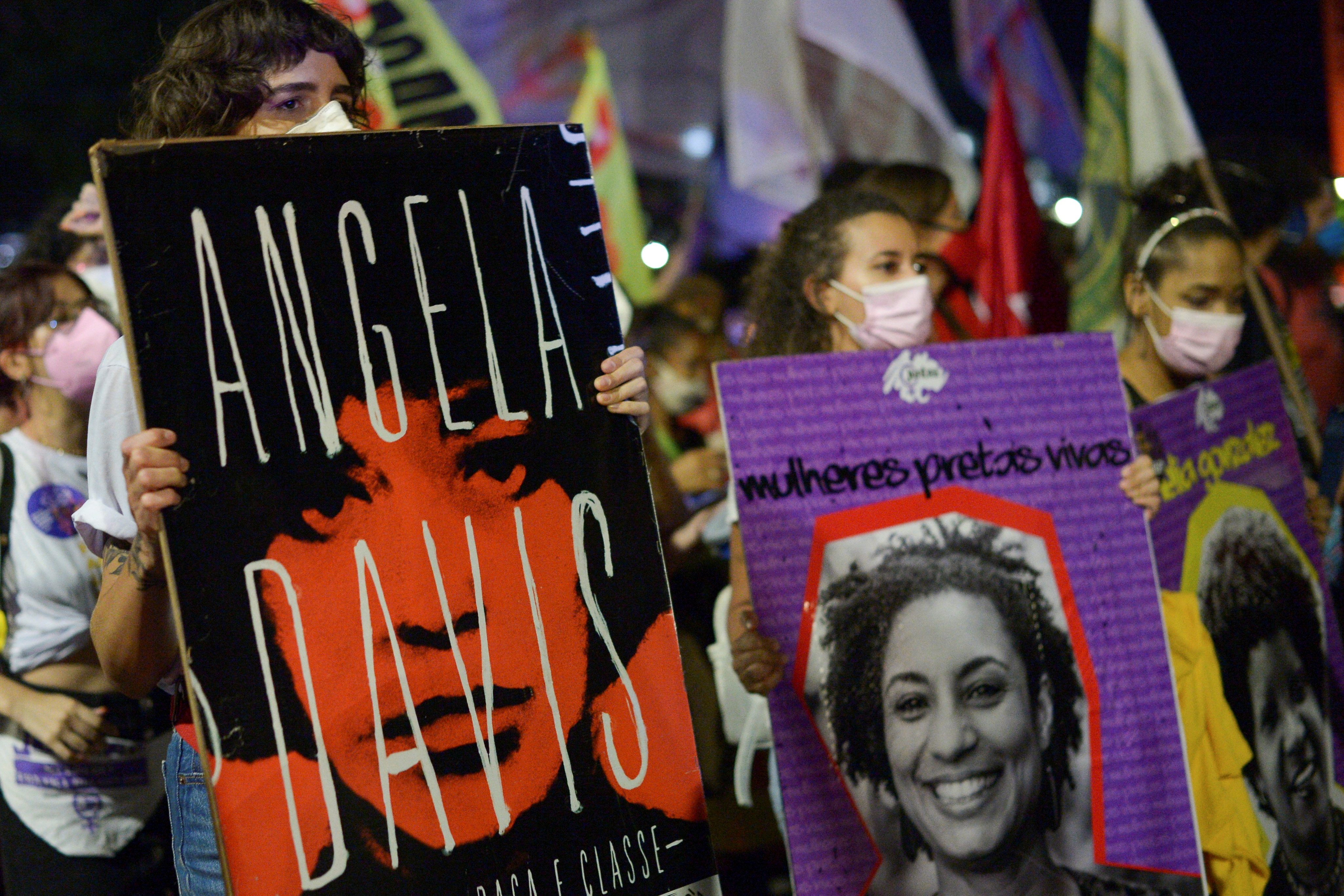 Mujeres participan en una manifestación para conmemorar el Día Internacional de la Mujer, en Brasilia, Brasil, 8 de marzo de 2022. 
(REUTERS/Andressa Anholete)