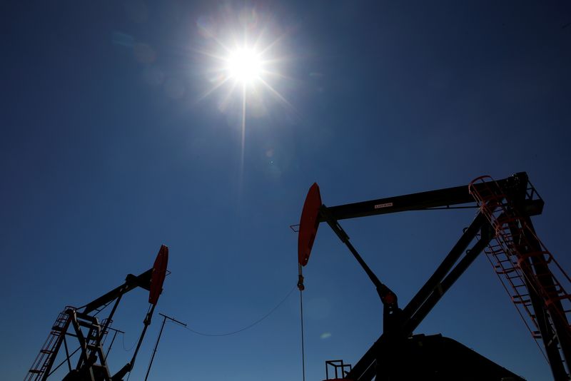 FOTO DE ARCHIVO-Plataformas petroleras de petróleo y gas de esquisto de Vaca Muerta, en la provincia patagónica de Neuquén, Argentina. REUTERS/Agustín Marcarian