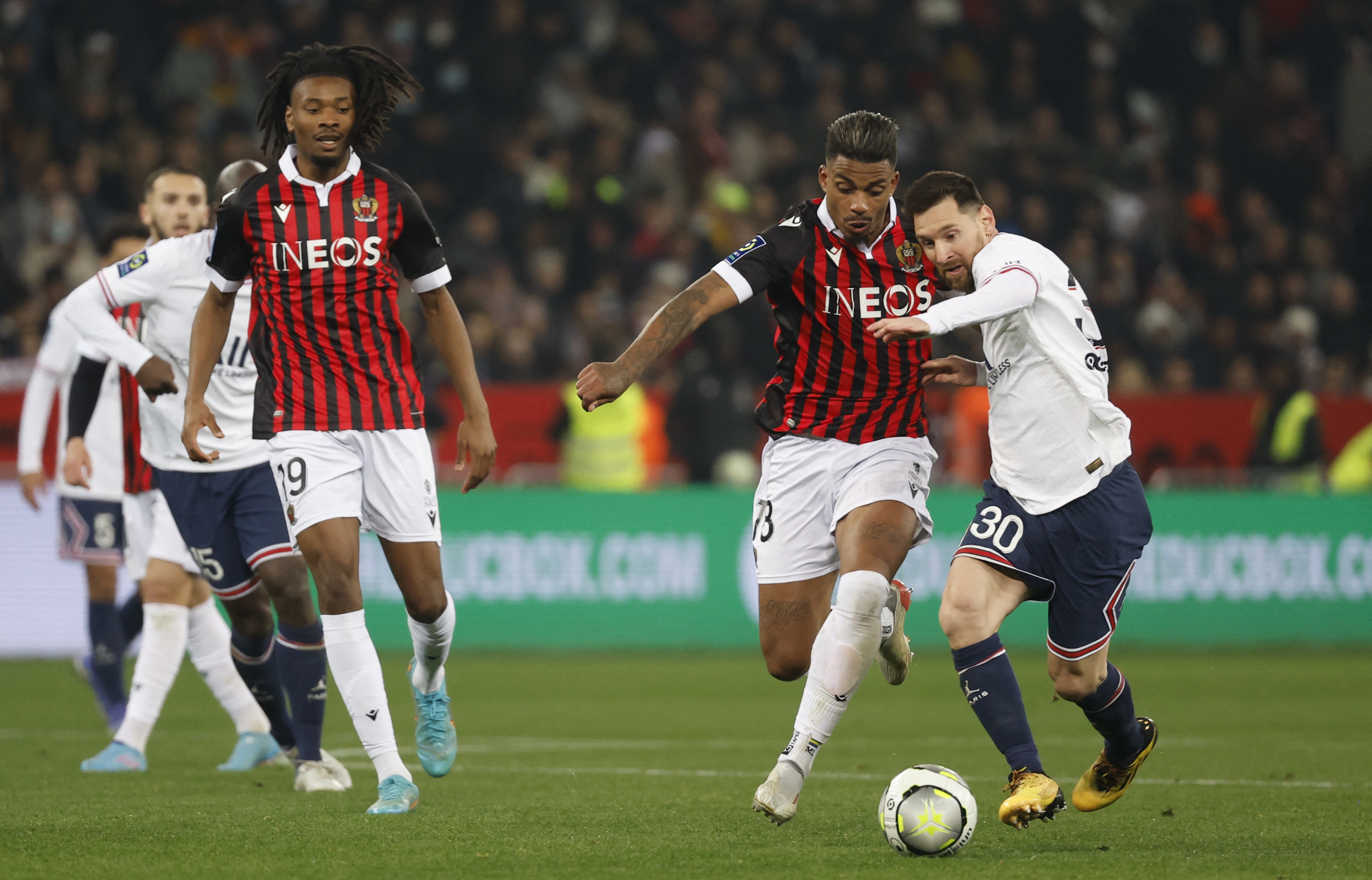 Lionel Messi tuvo un duelo constante con Mario Lemina en el partido entre el Niza y el PSG (Foto: REUTERS)