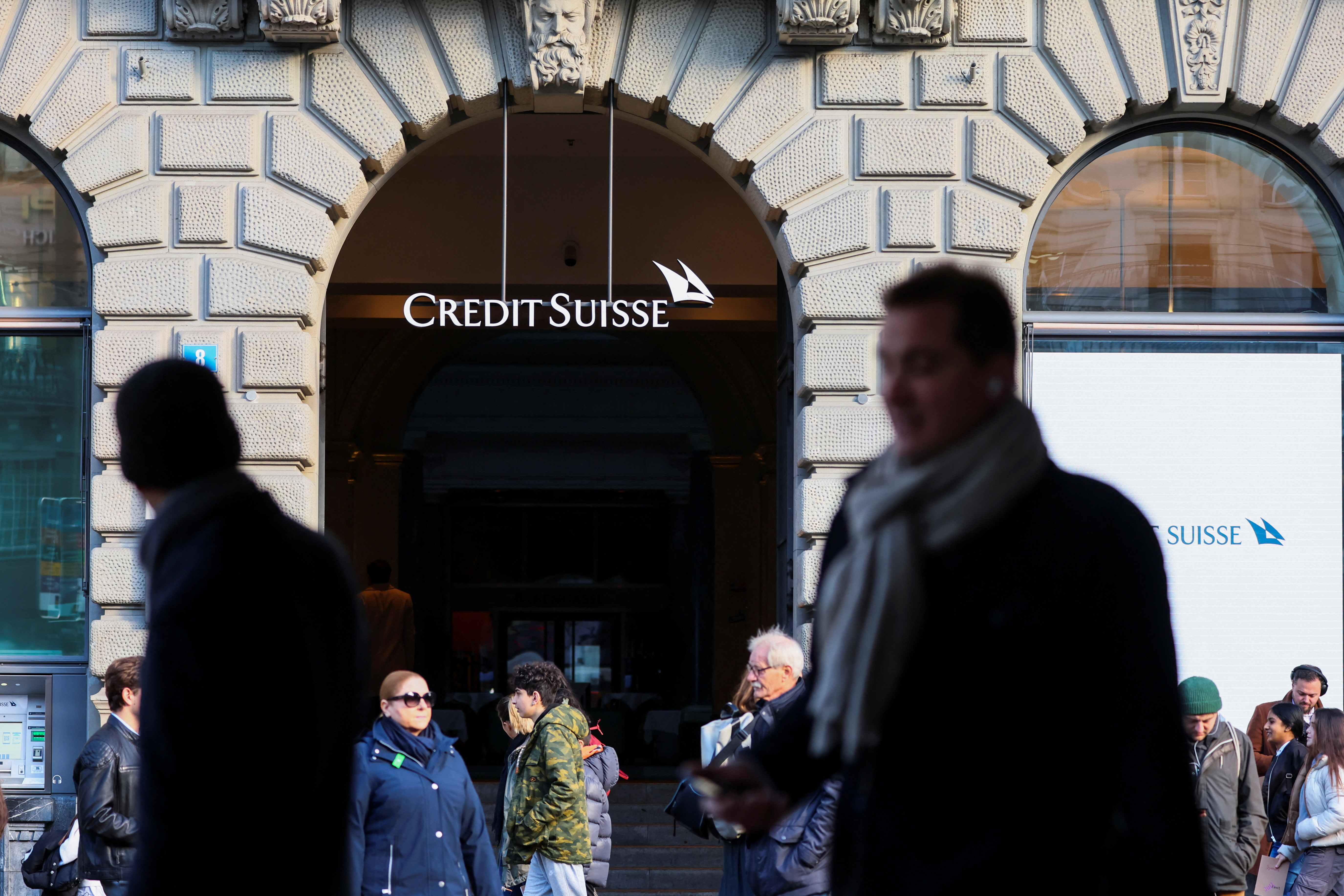 Las acciones del Banco UBS cayeron casi un 9% en la bolsa tras comprar a el Credit Suisse. (REUTERS/Denis Balibouse)