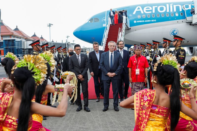 El presidente de Argentina, Alberto Fernández, cuando llegó a Bali, Indonesia, donde se acordó -en el marco del G20- la ampliación del swap con China