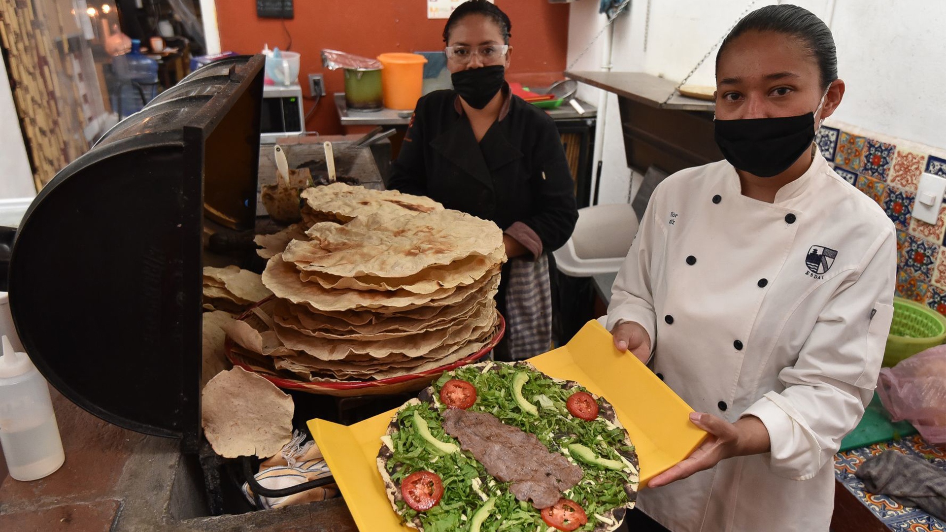 La Tlayuda oaxaqueña se coronó como la mejor comida callejera en una disputa gastronómica en Twitter (Foto: Crisanta Espinosa/Cuartoscuro)