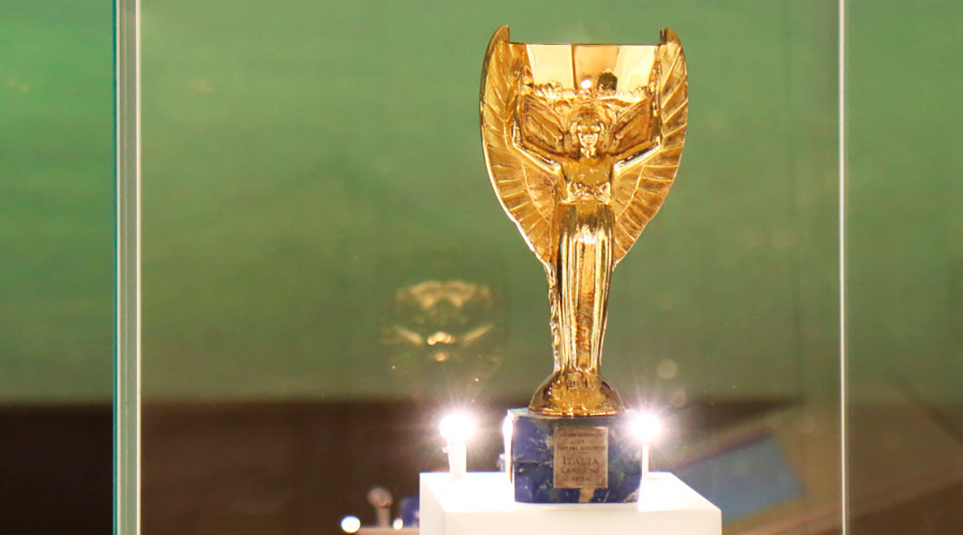 Estuvo 60 años perdida y apareció en el sitio menos pensado: la increíble  historia de la única pieza que queda del primer trofeo del Mundial - Infobae