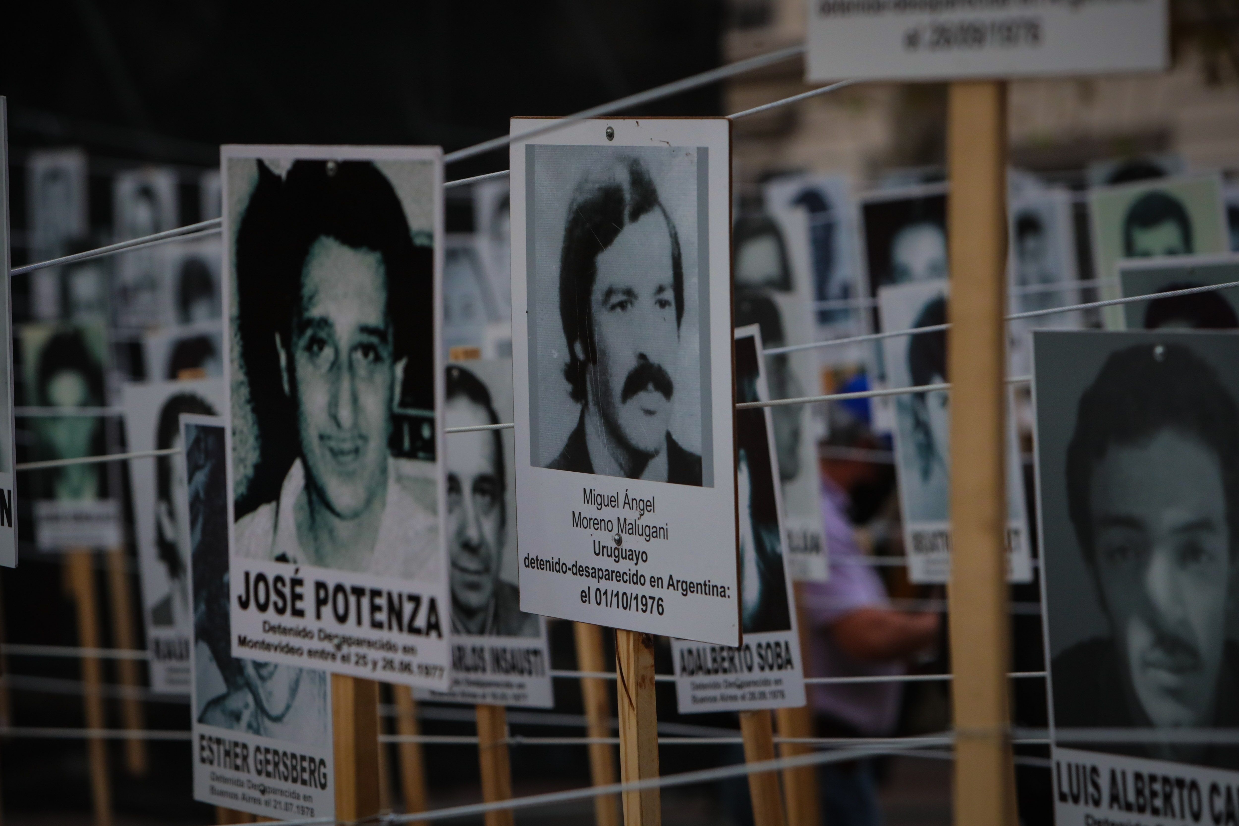 Fotograf&#237;a de archivo fechada el 20 de mayo de 2020 de miles de carteles con los rostros de los casi 200 detenidos y desaparecidos en la dictadura c&#237;vico-militar (1973-1985) en Montevideo (Uruguay). EFE/Federico Anfitti/Archivo
