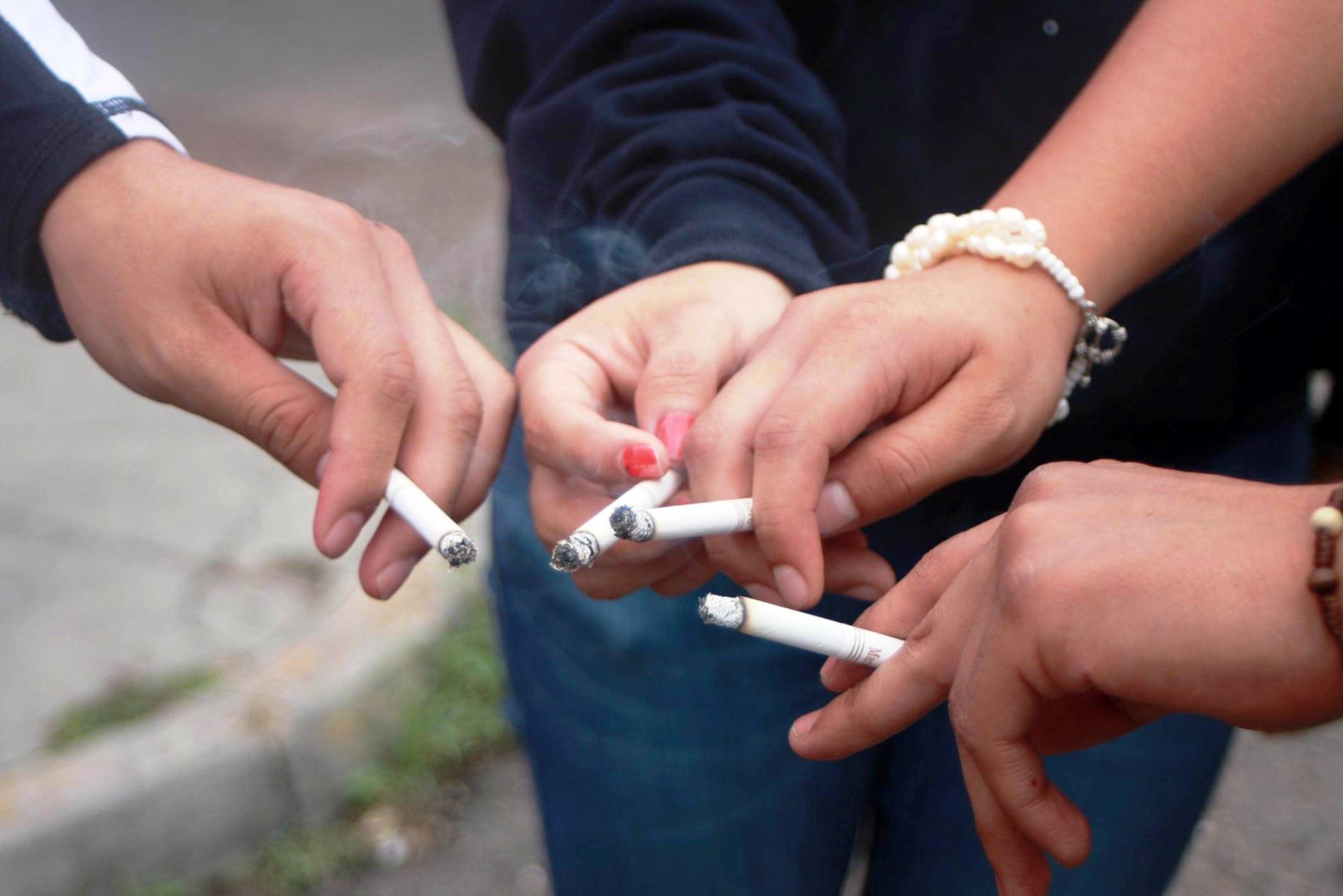 Consumo de cigarrillos suele inciarse en la época de la adolescencia entre los 12 o 14 años.