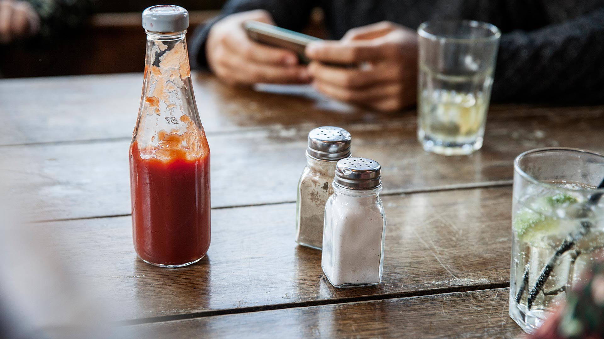 El consumo habitual de sal en exceso puede parecer inofensivo, pero se asocia a diversos riesgos para la salud (Gettyimages)