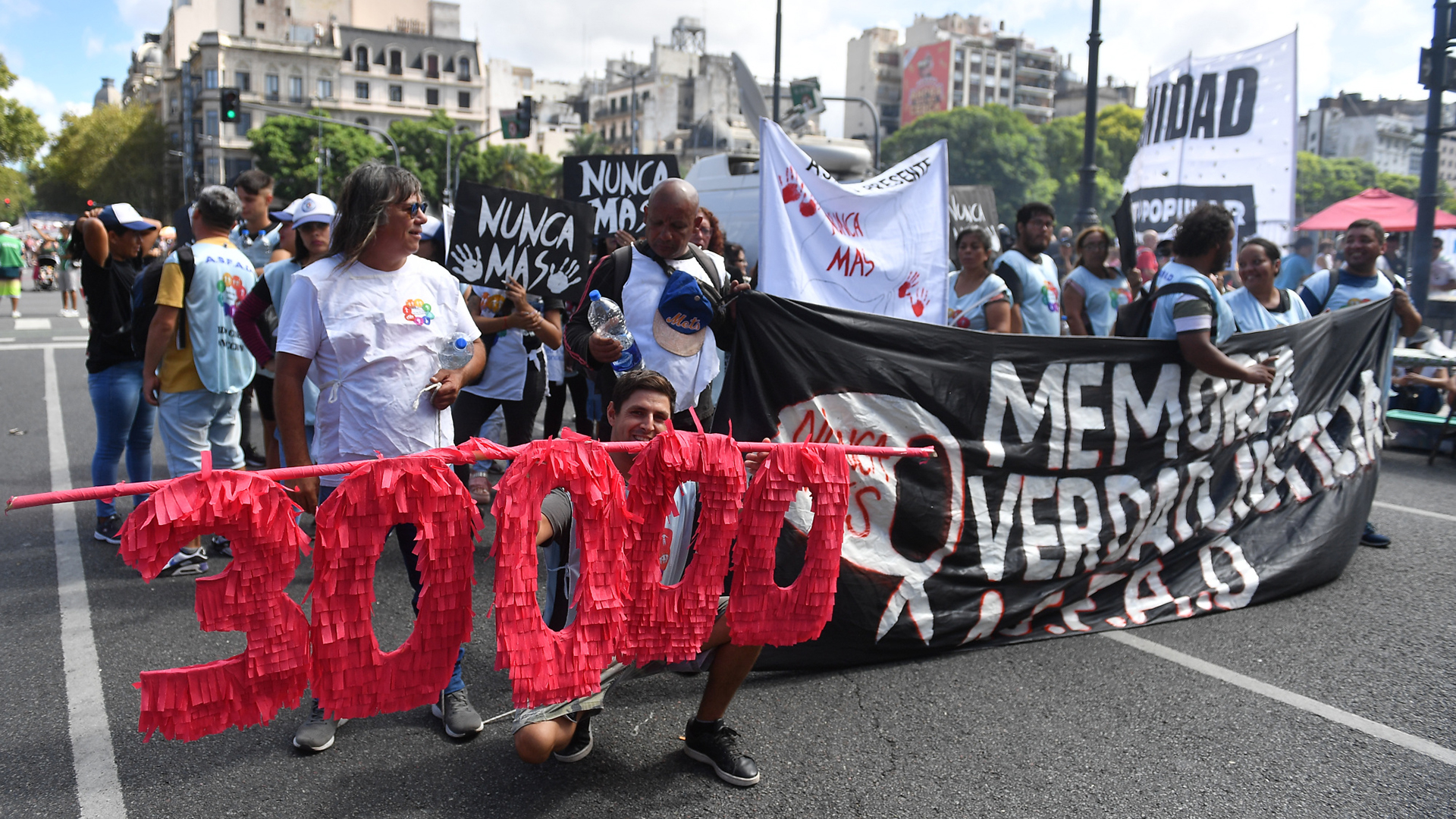 Miles de personas se movilizan marchan bajo la consigna “Memoria, Verdad y Justicia”.