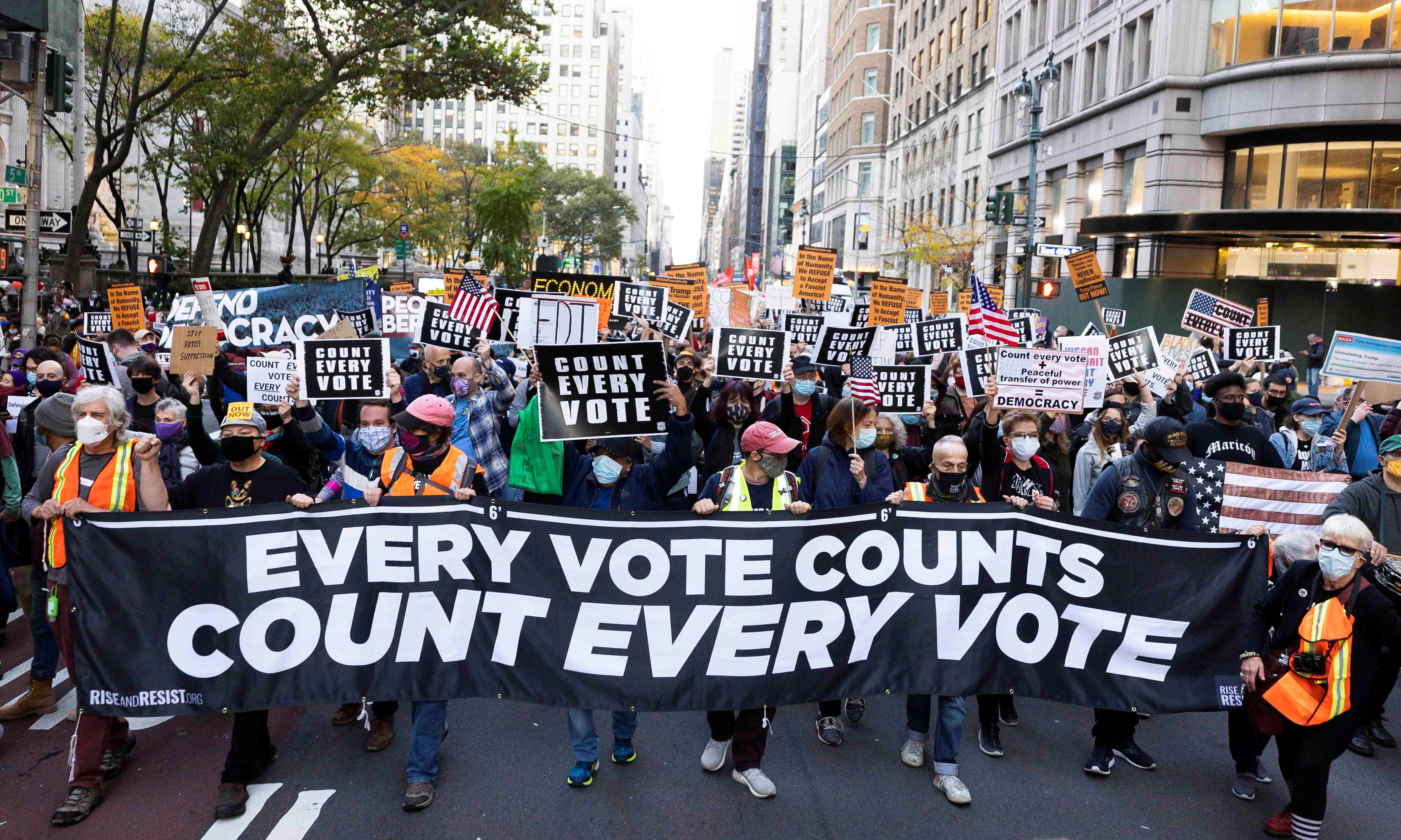 Cientos de ciudadanos fueron registrados este miércoles al protestar y exigir el recuento de votos en estados clave para la definición de la Elecciones Presidenciales estadounidenses, en la Quinta Avenida de Nueva York
