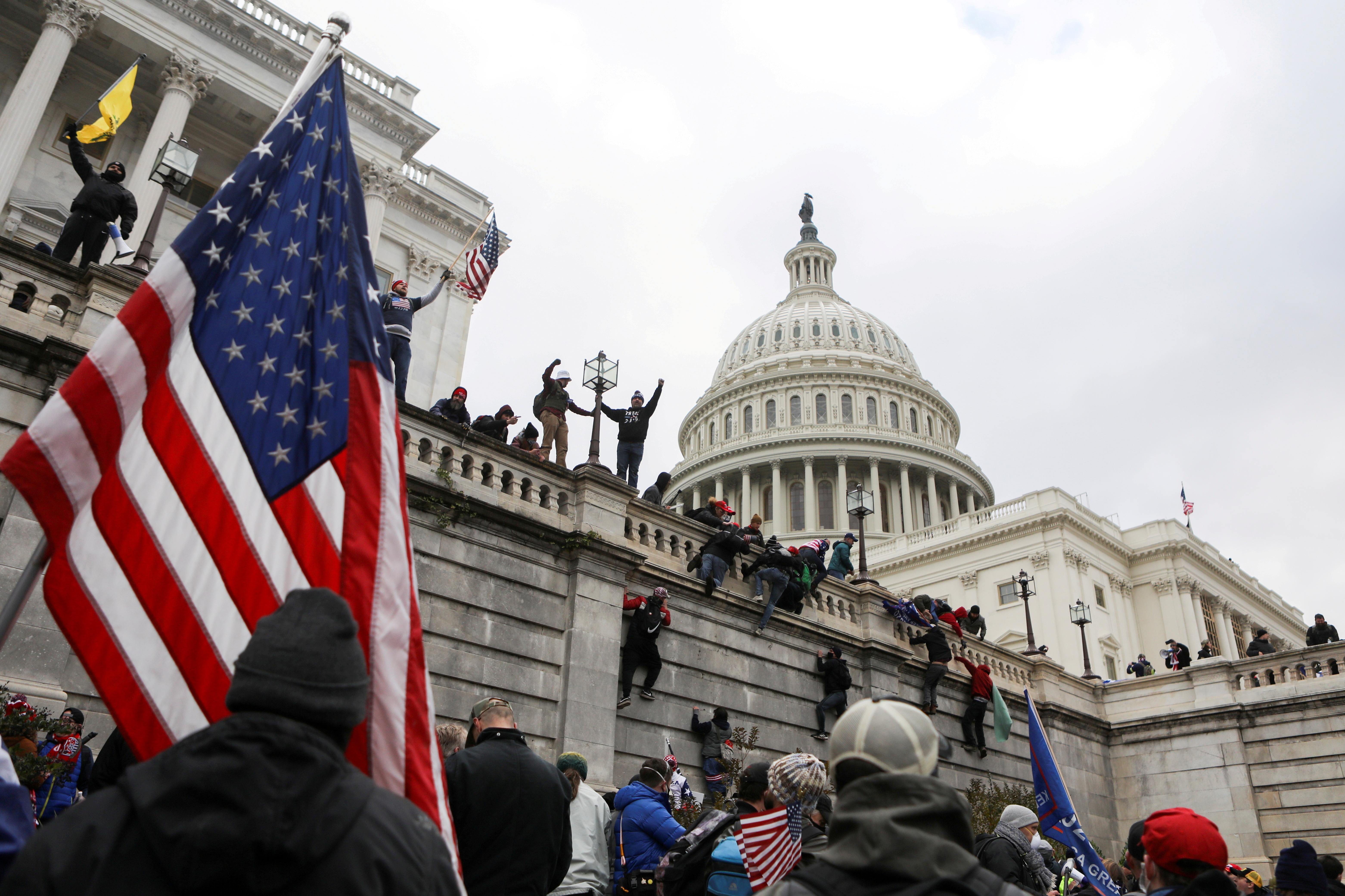Imágenes de los partidarios de Donald Trump durante su irrupción en el Capitolio. Foto: REUTERS/Jim Urquhart