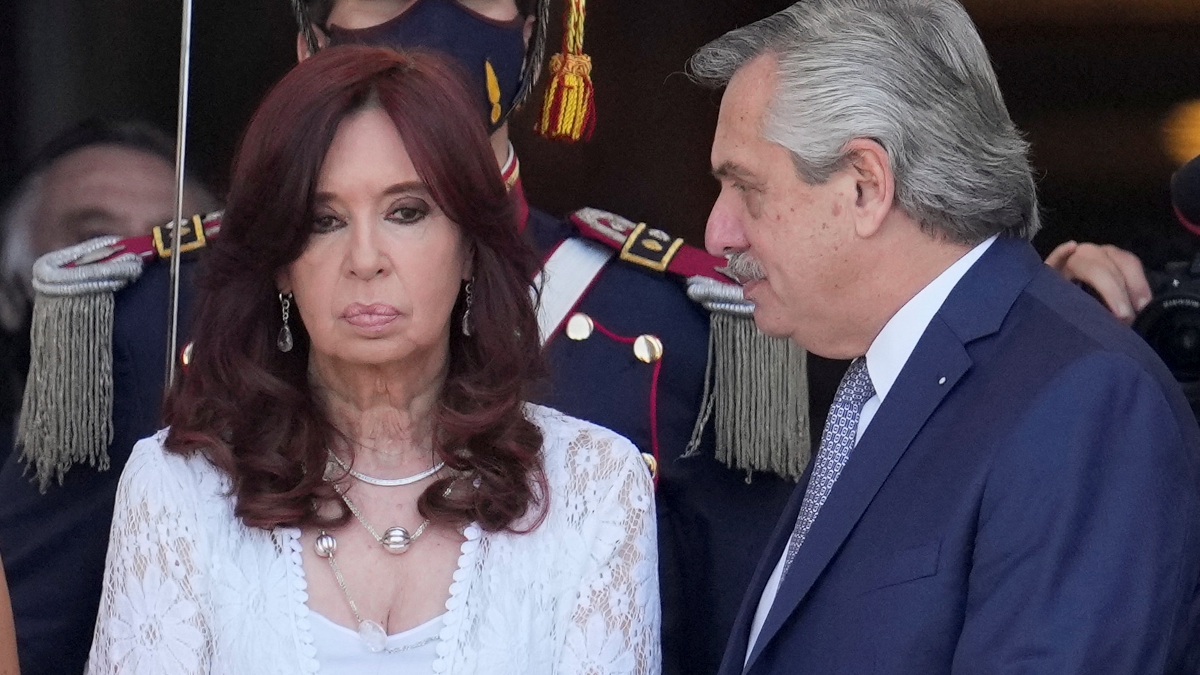 El presidente Alberto Fernández observa a Cristina Kirchner (Reuters) 
