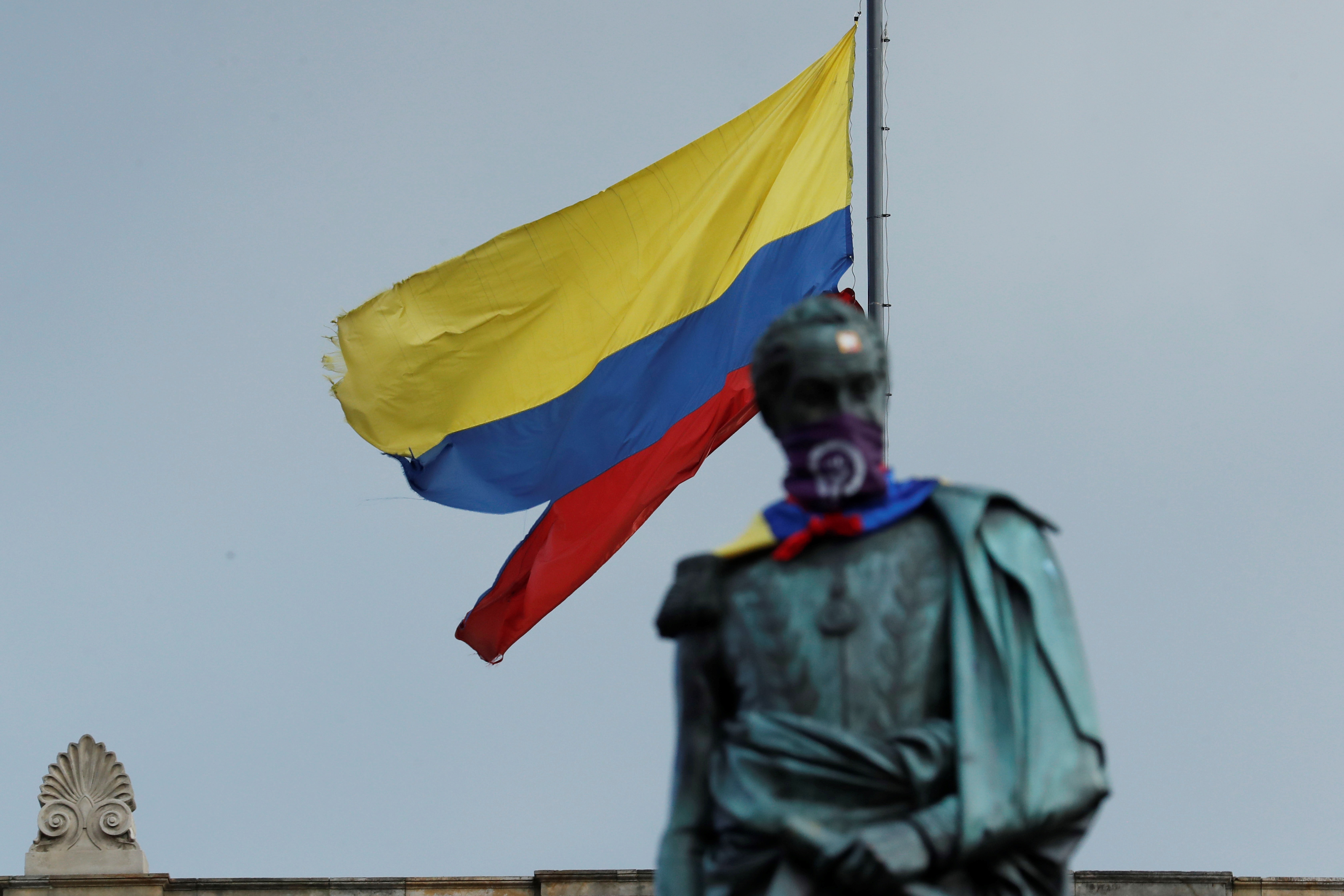 Una bandera de Colombia rasgada ondea en lo alto del edificio del Congreso en la Plaza de Bolívar, durante una nueva jornada de manifestaciones que contó con menos asistencia de ciudadanos hoy, en Bogotá (Colombia). EFE/ Mauricio Dueñas Castañeda
