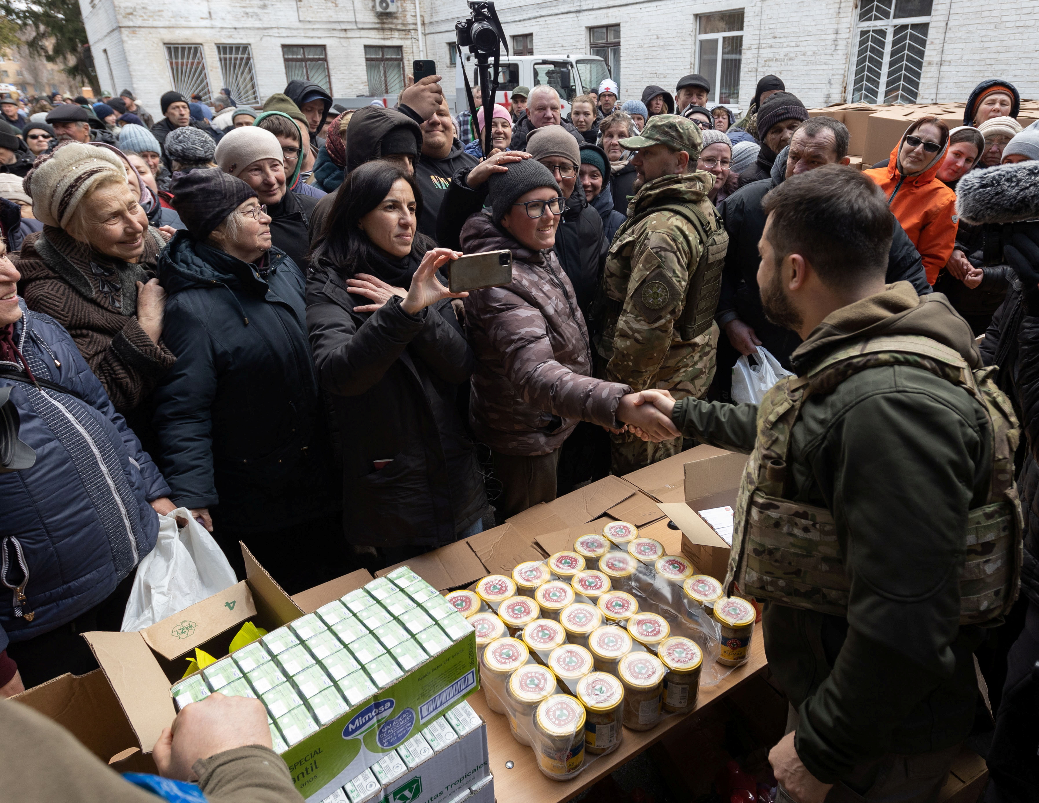 Что произошло с зеленским новости. Зеленский в Буче. Мародерство на Украине 2022. События на Украине.