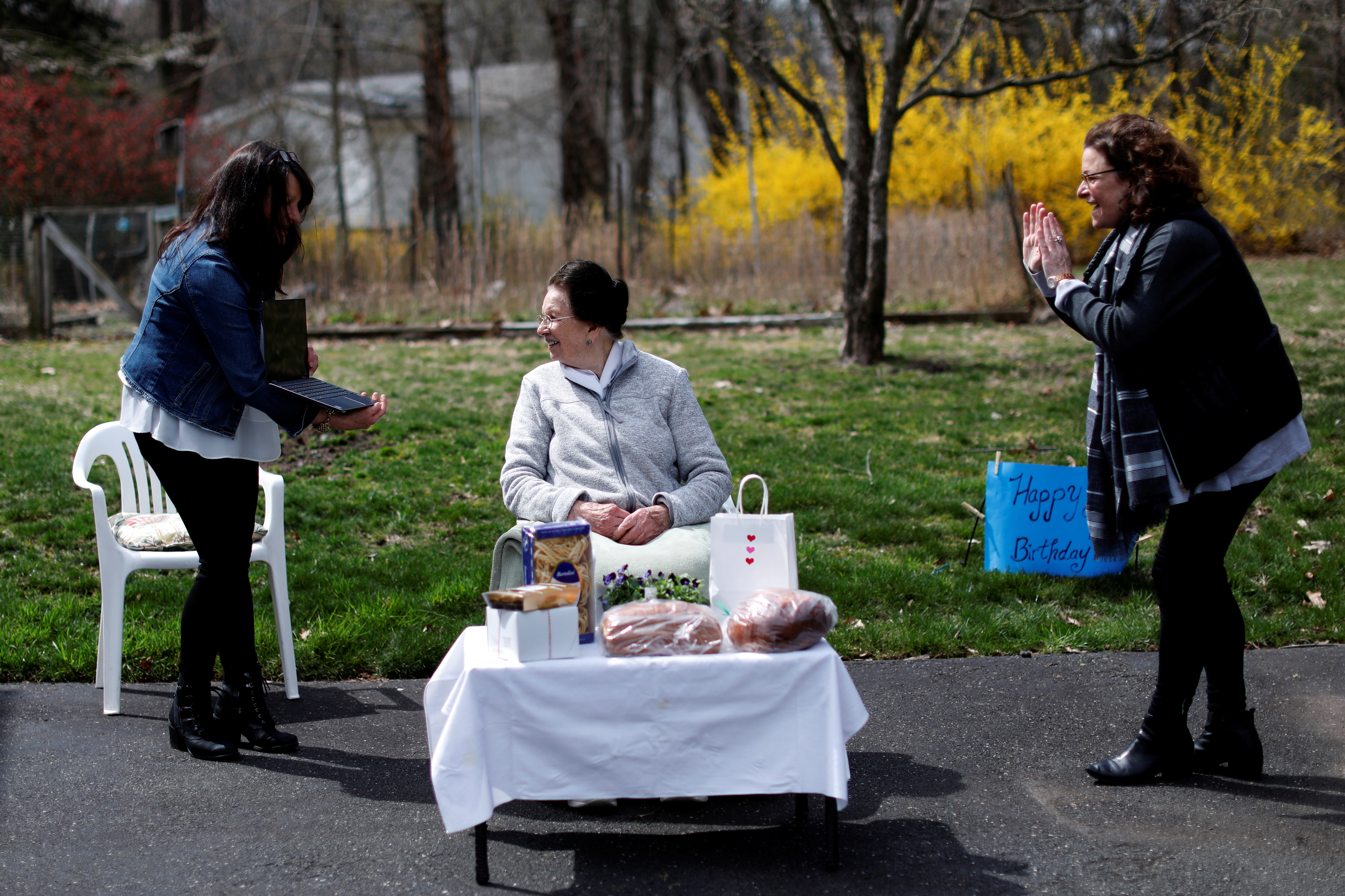 Las hermanas Sylvia y Stephanie Falcomer celebraron el cumpleaños número 94 de su madre en abril pasado al aire libre y con videollamadas con parientes y amigos en Nueva York, EE.UU/ REUTERS/Mike Segar
