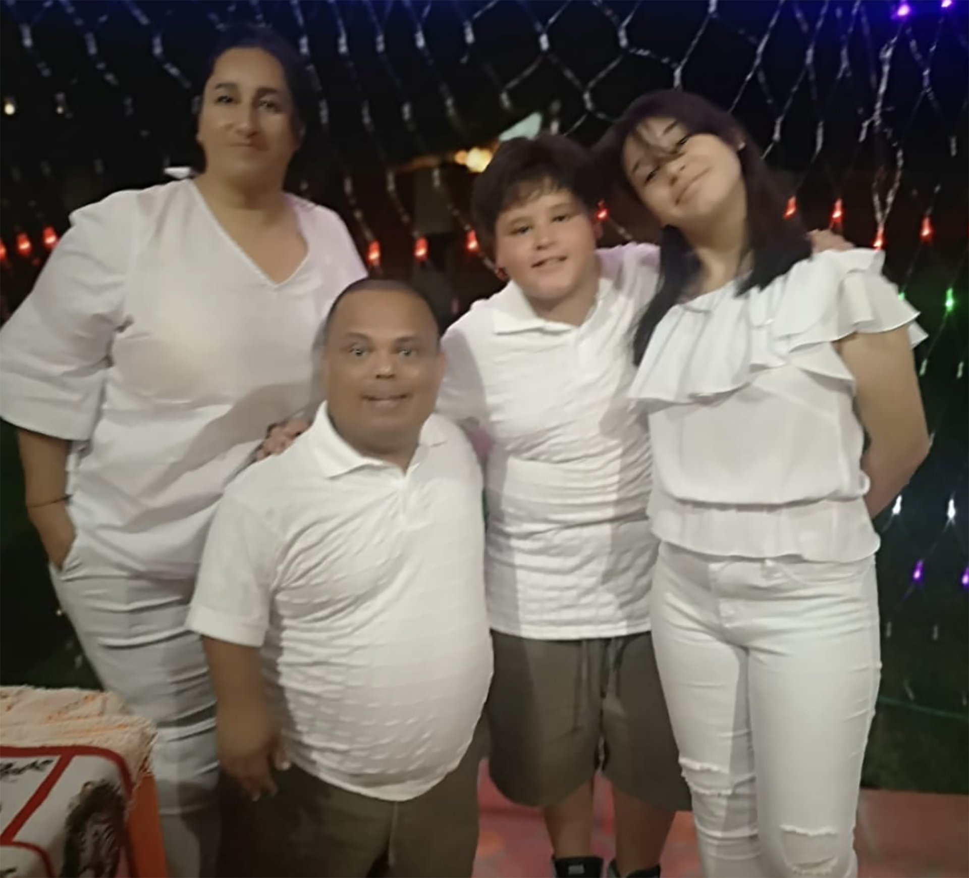 El paraguayo Julio César "Mortero Bala" es humorista además de jugar al fútbol. Aquí con su familia en Asunción