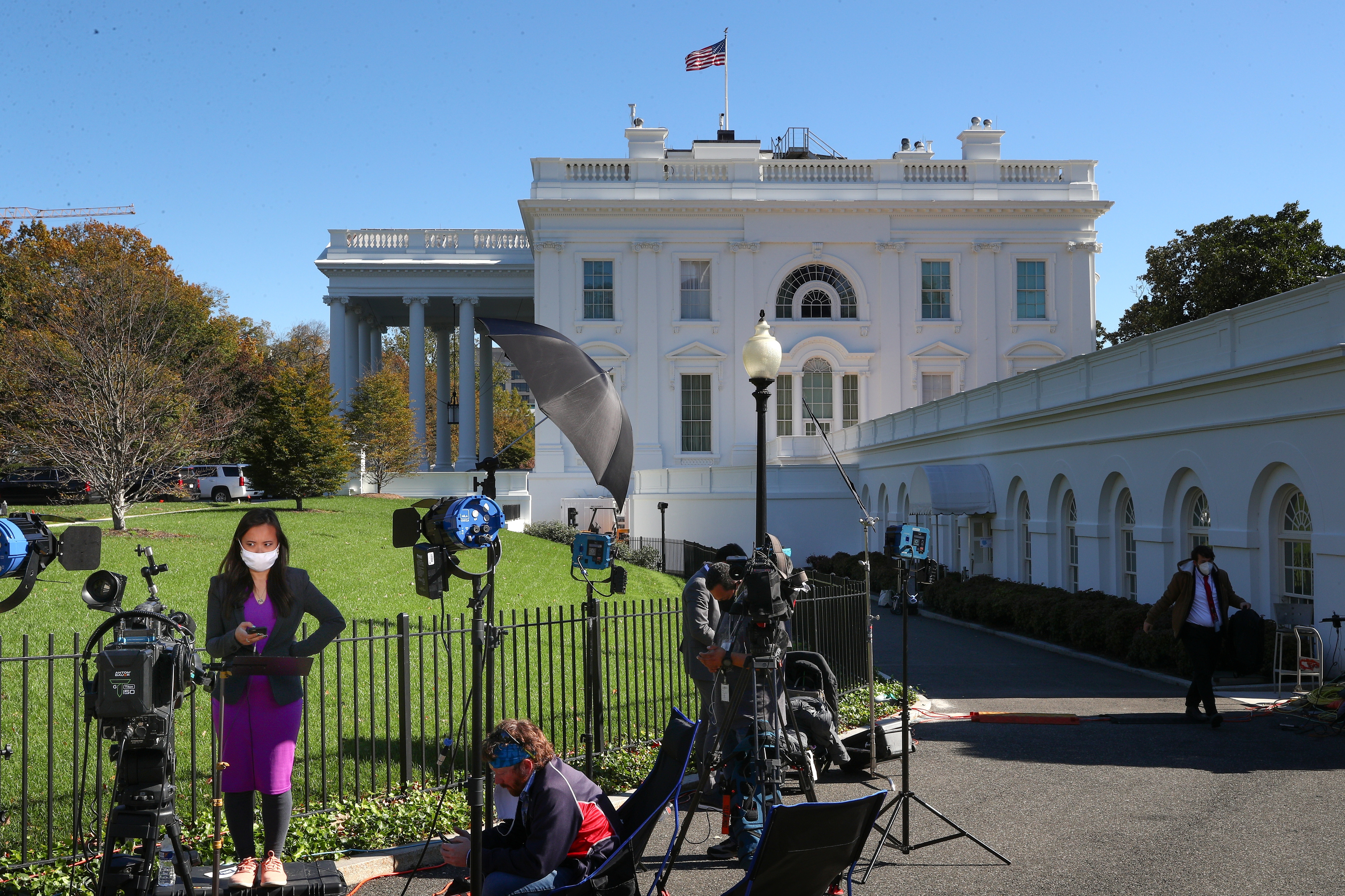 Periodistas esperan en la Casa Blanca por los resultados de las elecciones (REUTERS/Tom Brenner)