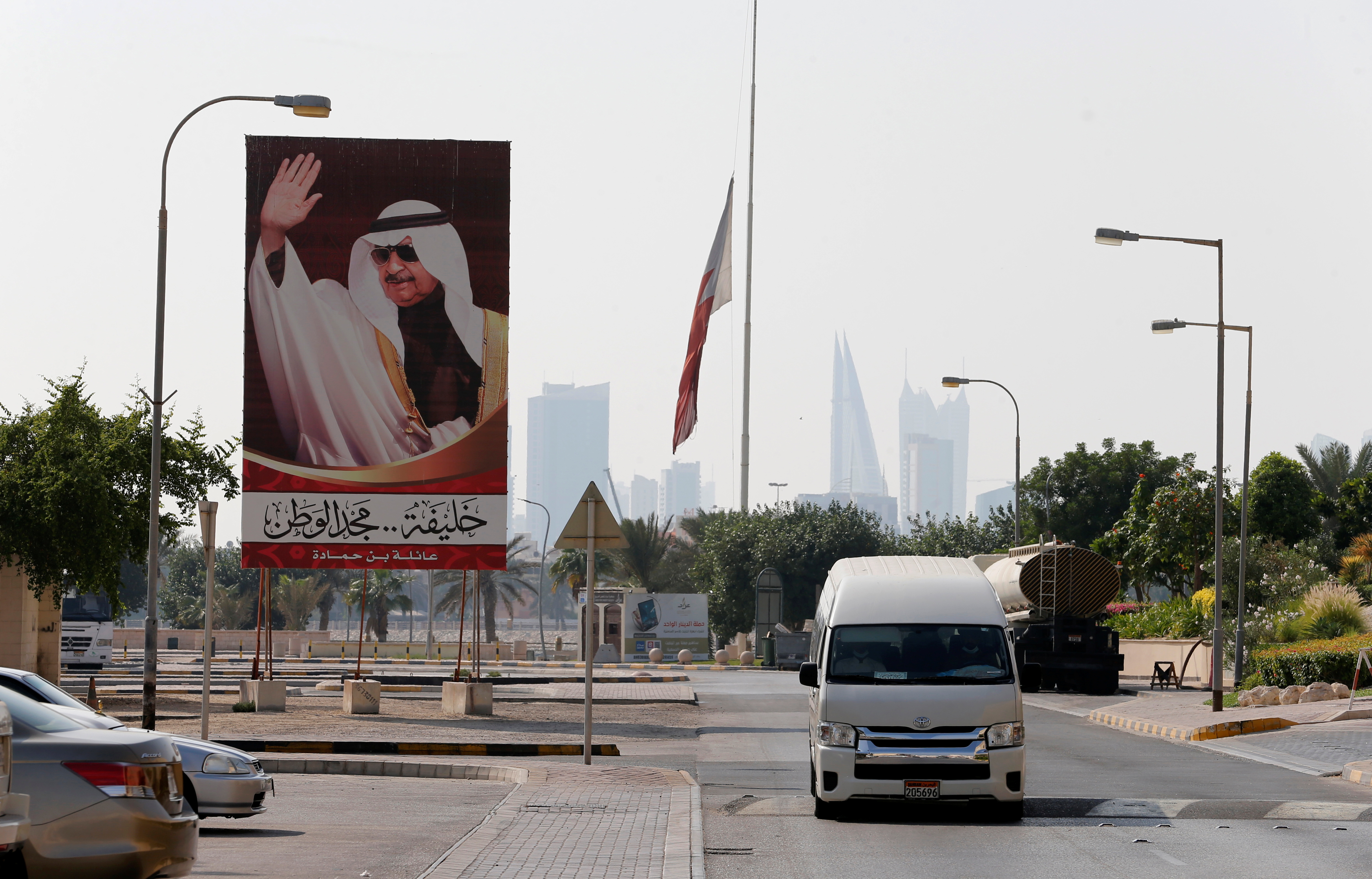 Las banderas de Manama y el resto de Bahréin, a media asta por la noticia (Reuters)
