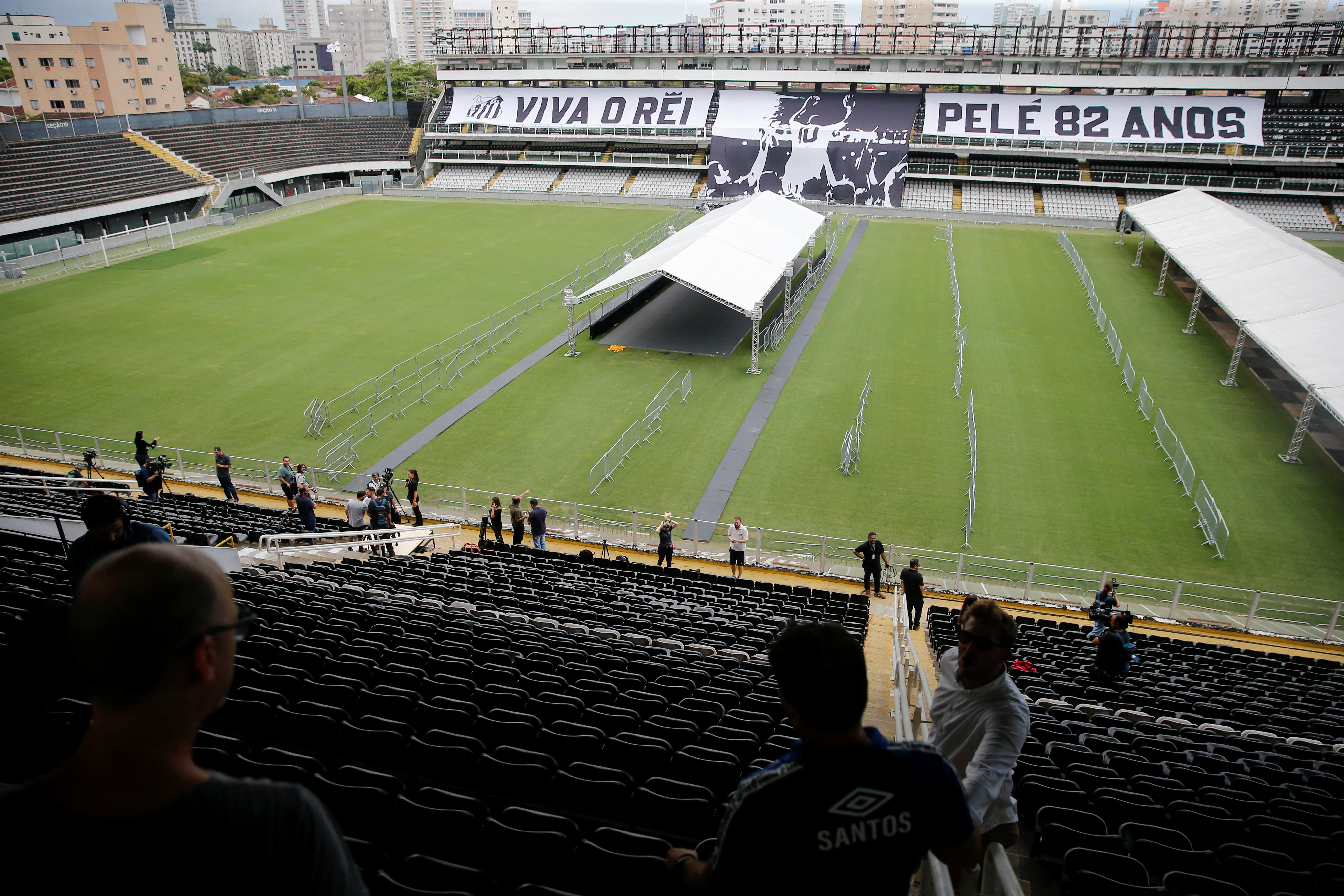El estadio Vila Belmiro con dos banderas en honor a Pelé (REUTERS/Diego Vara)