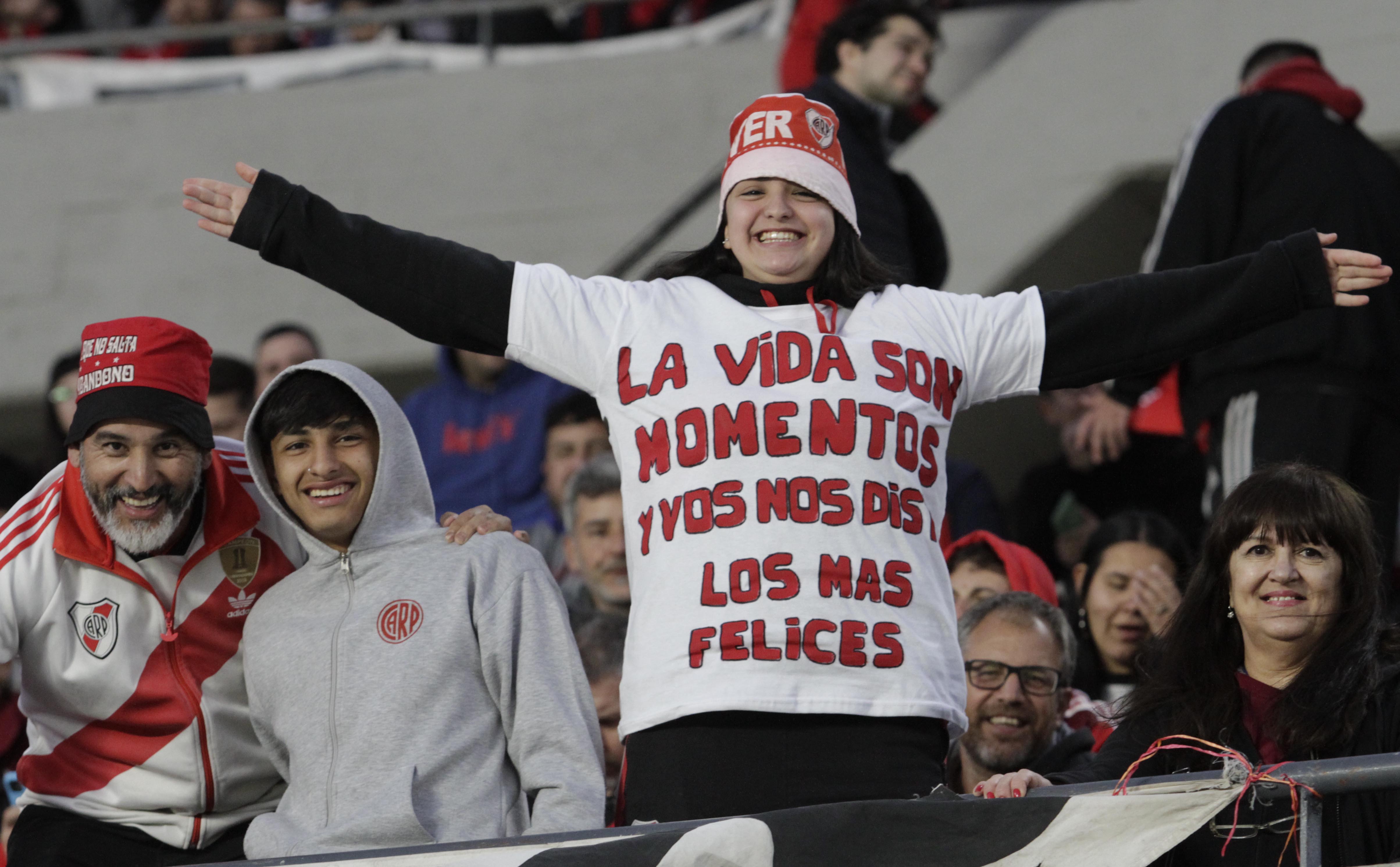 "La vida son momentos felices y vos nos diste los más felices": la leyenda en la remera de una fanática