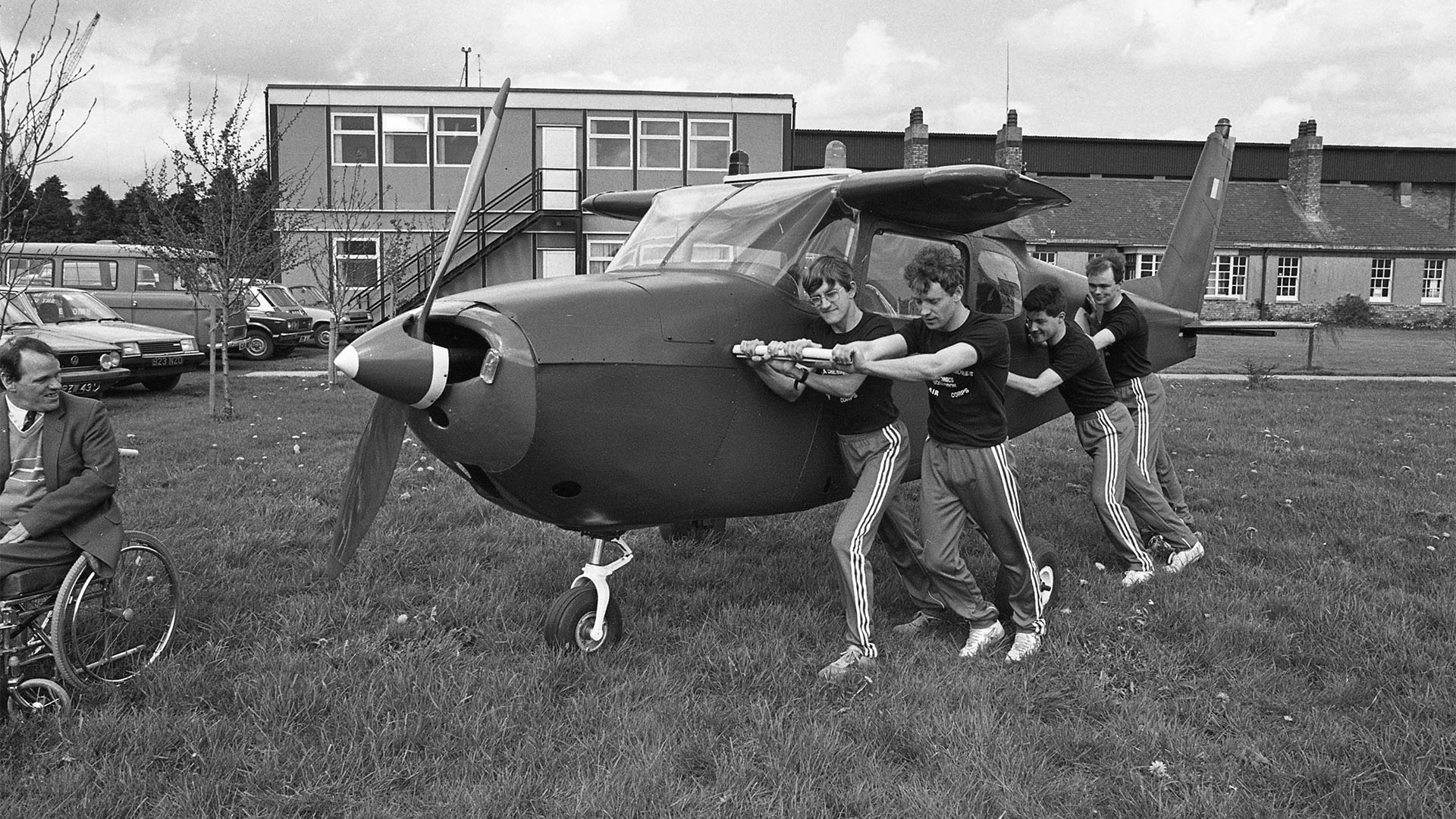 Vier Mitglieder der irischen Luftwaffe schieben die flügellose Cessna 172, die seit mehr als 60 Jahren hergestellt wird und im Laufe ihrer Geschichte weit verbreitet war.  (Teil der Ireland / NLI Collection of Independent Newspapers).