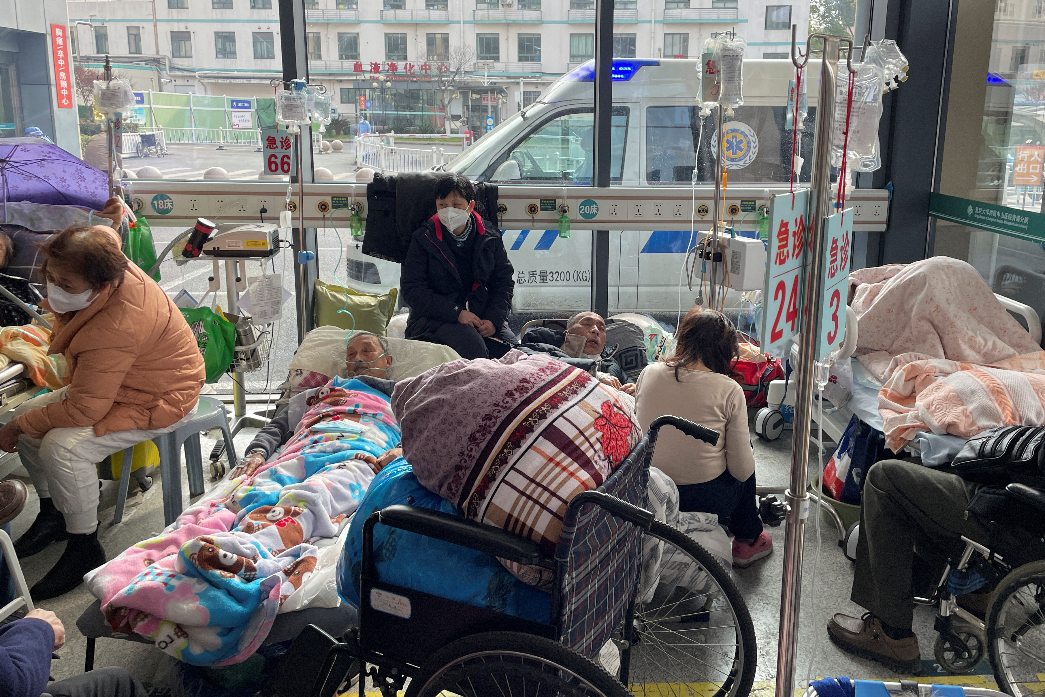 Pacientes yacen en camas en el departamento de emergencias de un hospital, en medio del brote de la enfermedad por coronavirus (COVID-19) en China