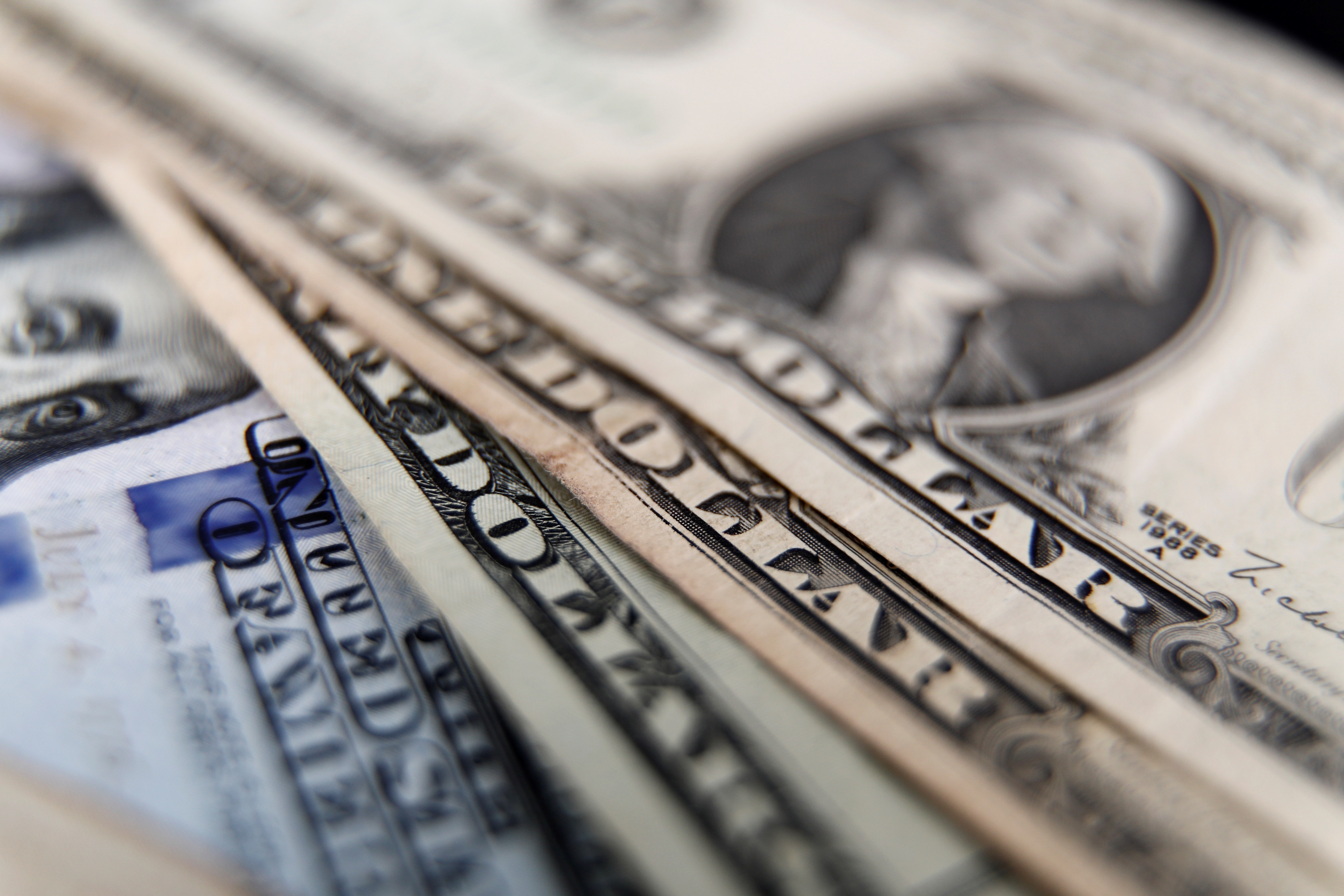 En el segundo día del nuevo esquema, el dólar oficial cerró sin cambios a $1.375 y la Bolsa cayó por encima del 2%