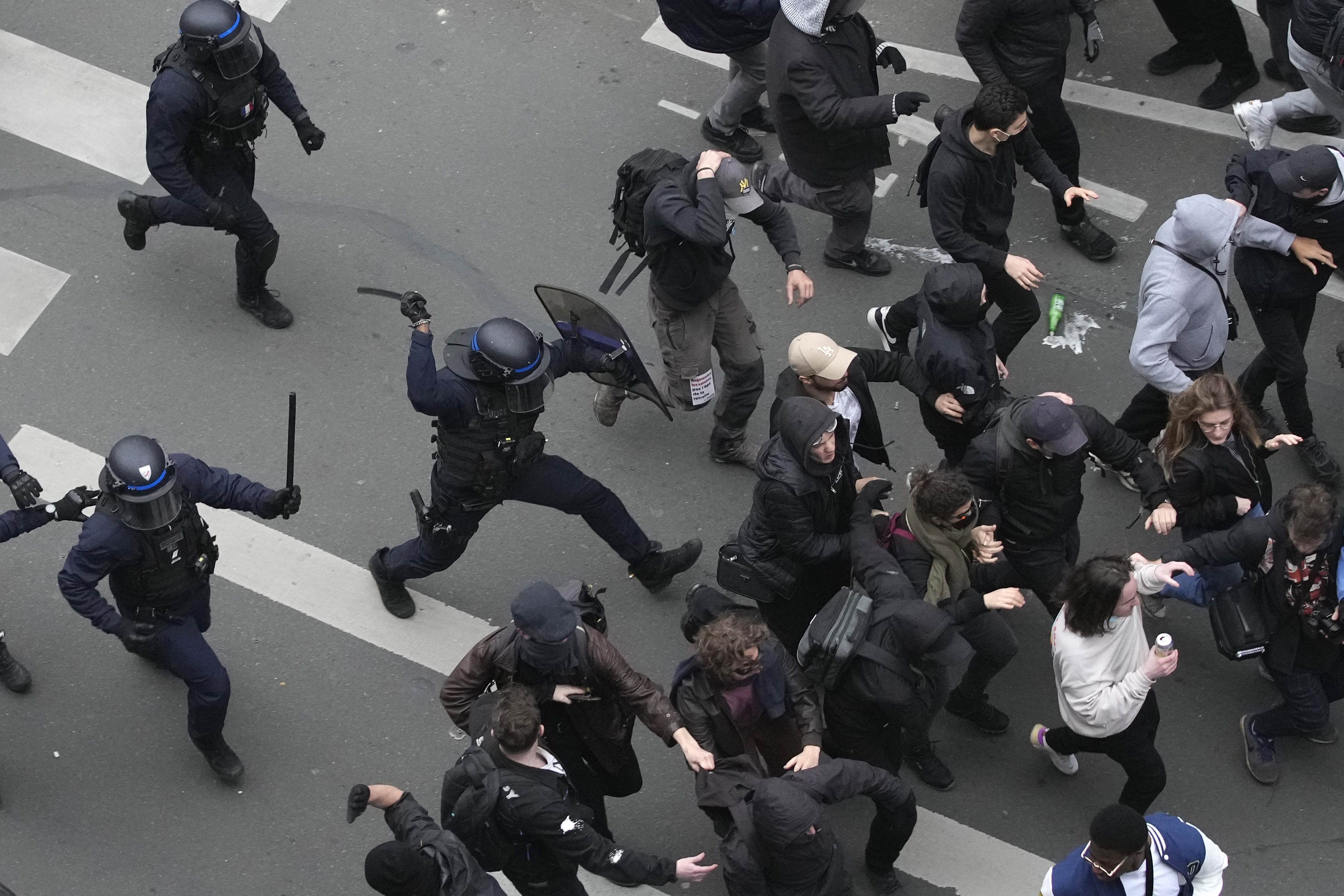Casi 500 detenidos y 440 policías heridos tras otra jornada de protestas en Francia contra la reforma de las pensiones
