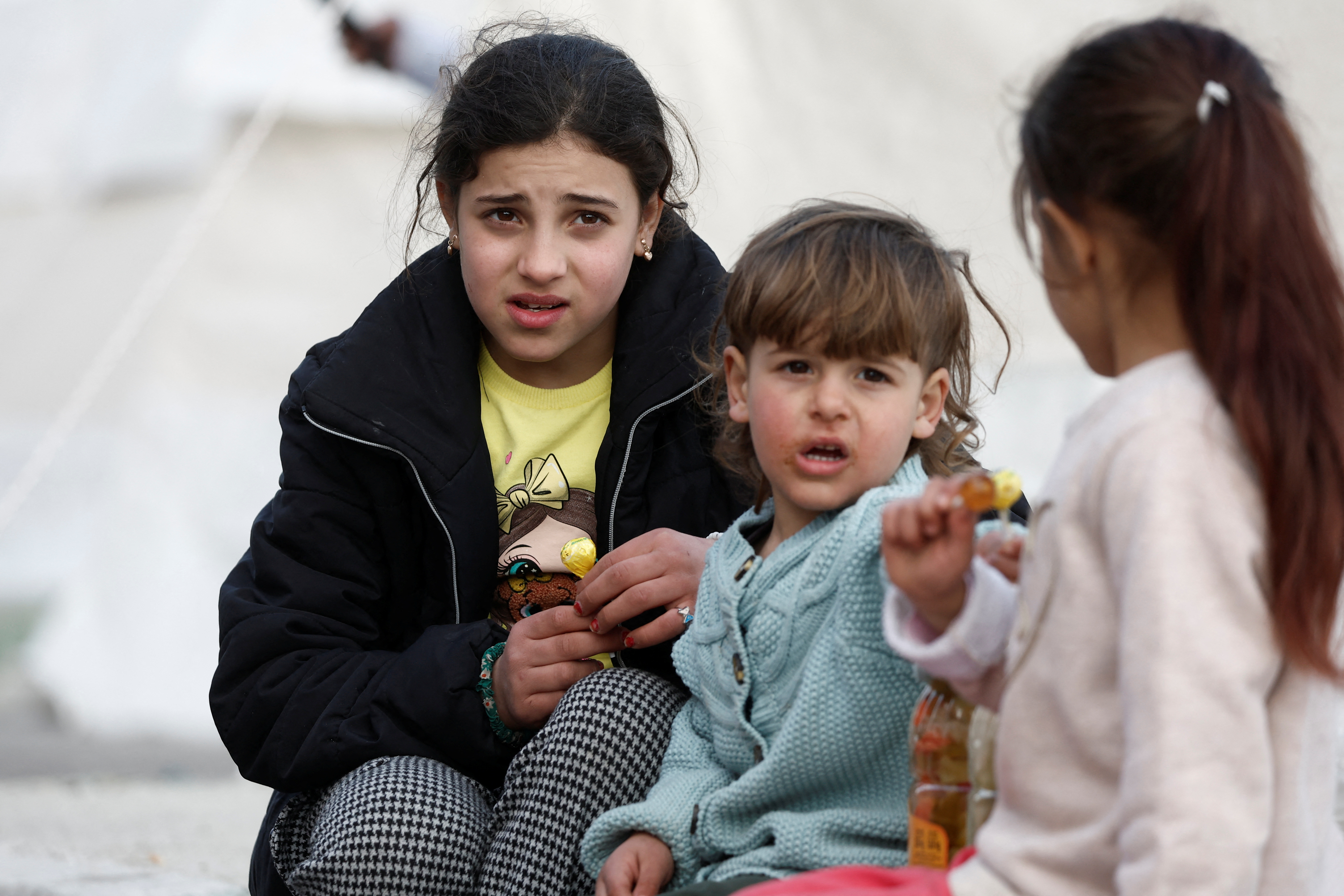 Niños que se han quedado sin familia pululan por los refugios en la zona afectada por el terremoto. Uno de ellos es el Yeni Hatay Stadyumu en la ciudad turca de Hatay (REUTERS/Benoit Tessier)
