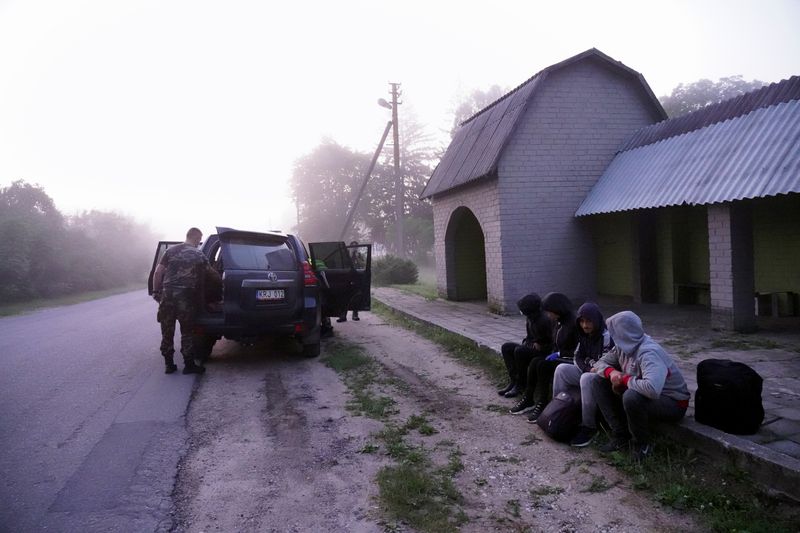 Guardias fronterizos lituanos detienen a migrantes en la frontera entre Lituania y Bielorrusia en Kalviai, Lituania (Foto: REUTERS)
