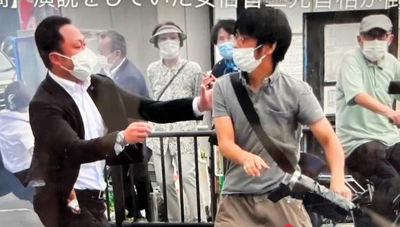 Yamagami Tetsuya se enfrenta a los funcionarios de seguridad, antes de ser detenido