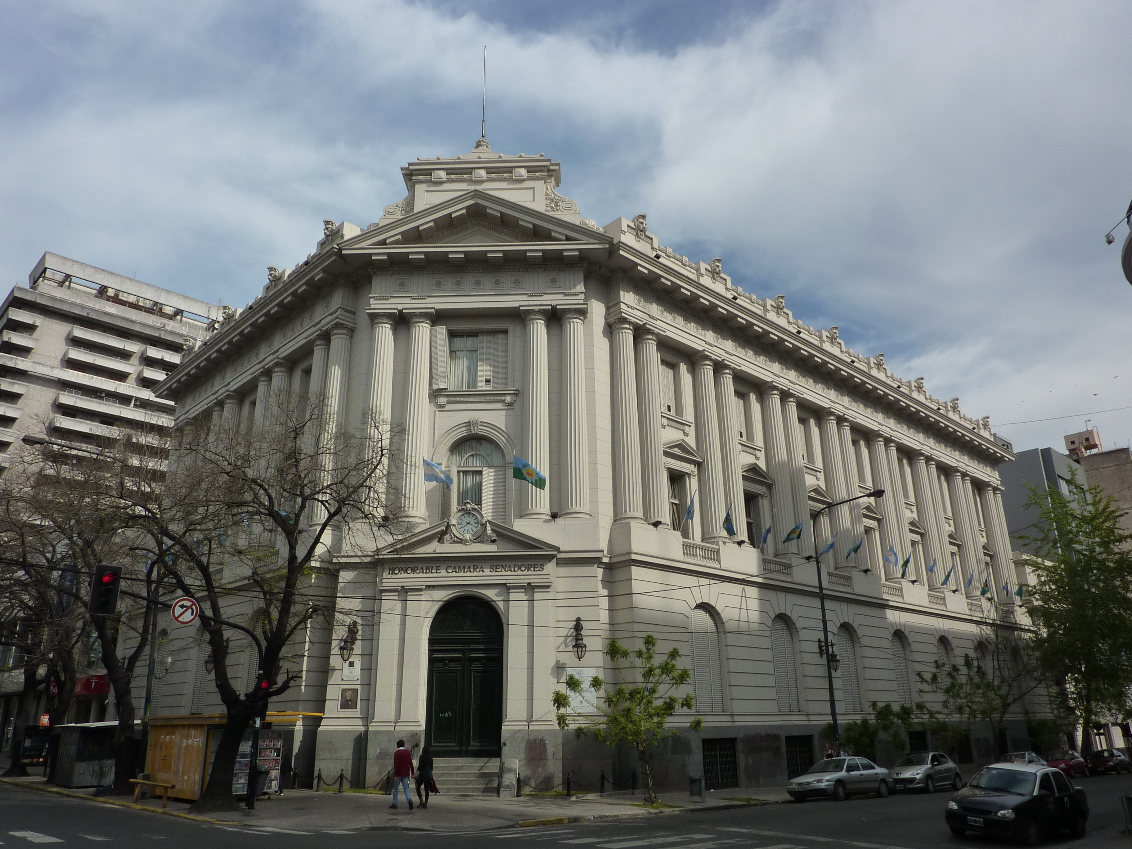 El edificio que albergó la Cámara de Senadoras en La Plata es propuesto para resguardar el acervo del Salón Nacional. Allí funcionó el Banco Hipotecario y la AFIP