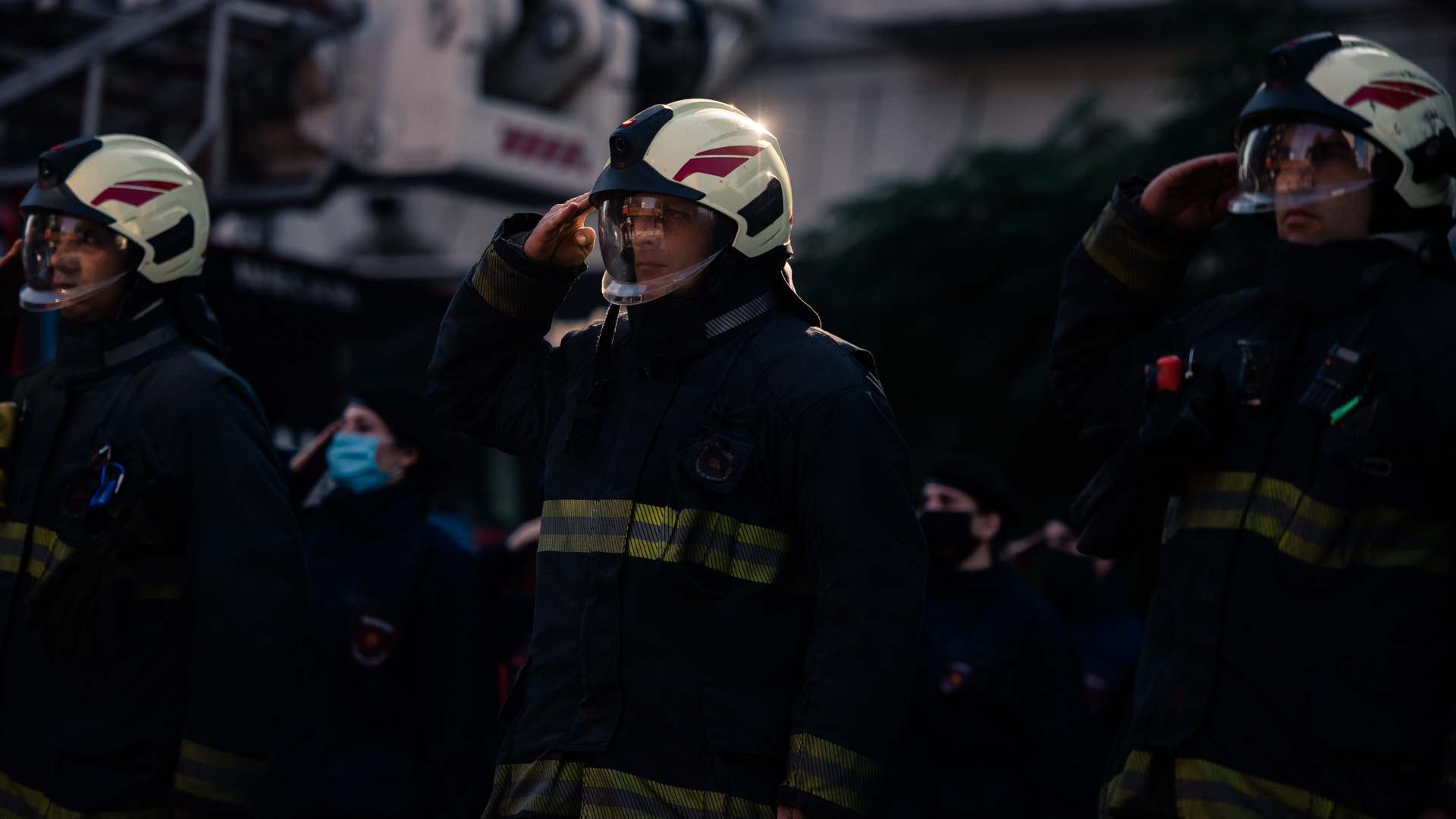 Los bomberos nunca mueren, arden en el corazón de las personas que  salvaron”: crónica del toque de sirenas en Villa Crespo - Infobae