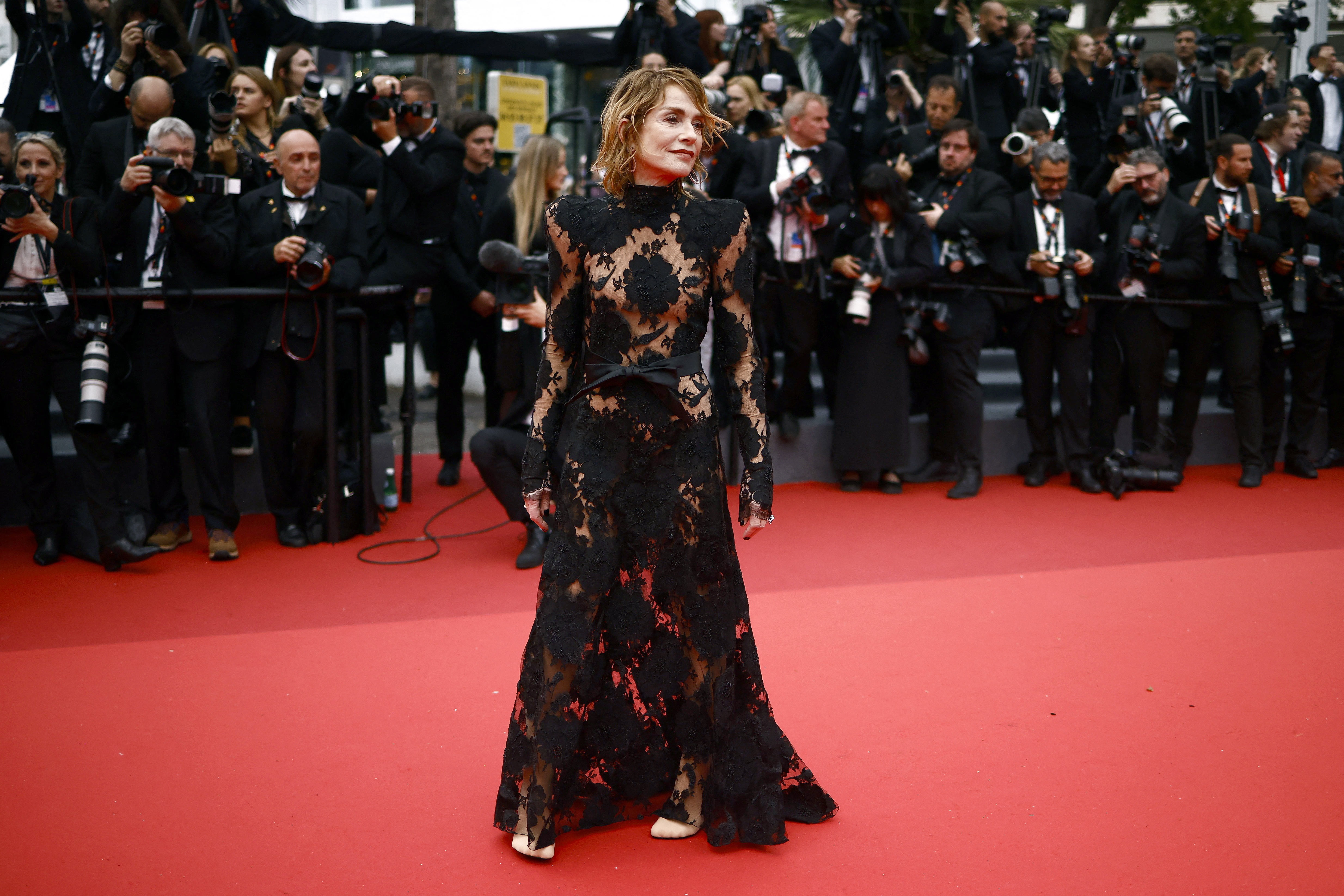 Isabelle Huppert lució un vestido único de Balenciaga 
REUTERS/Yara Nardi