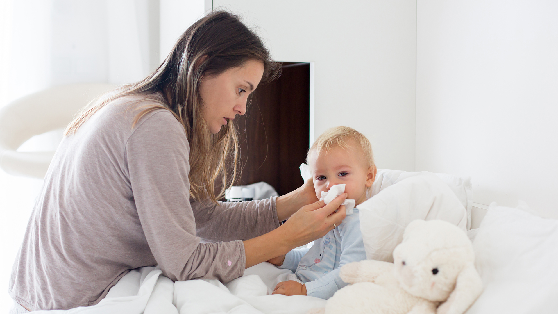 Durante los meses de invierno, la población más vulnerable por las infecciones de las vías respiratorias son los niños menores de cinco años y los adultos mayores (Shutterstock)