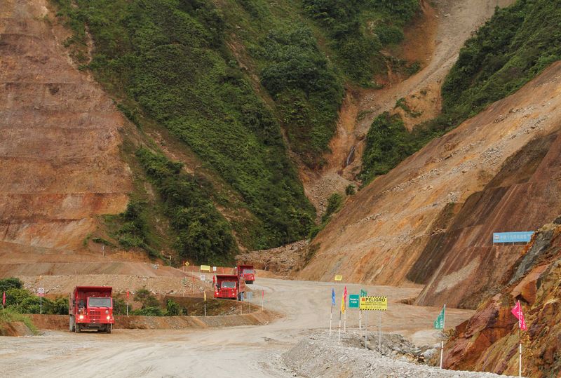 Camiones se ven mientras inicia la producción de la mina de cobre propiedad de Ecuacorriente, una subsidiaria del consorcio chino CRCC-Tongguan, en Tundayme, Ecuador, Julio 18, 2019. REUTERS/Daniel Tapia