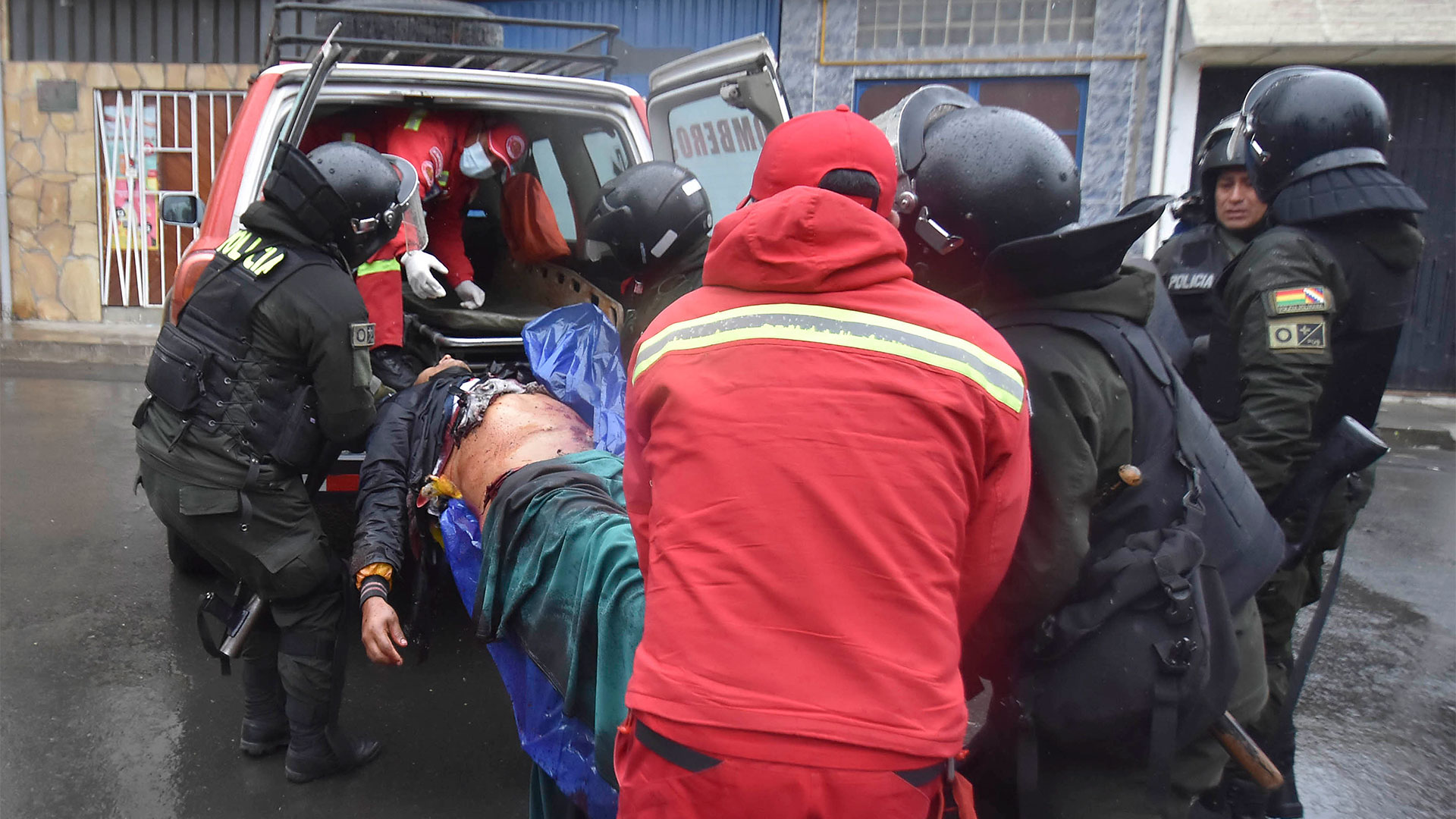 Un herido es trasladado a un hospital durante los enfrentamientos entre cocaleros y la policía (EFE/Stringer)