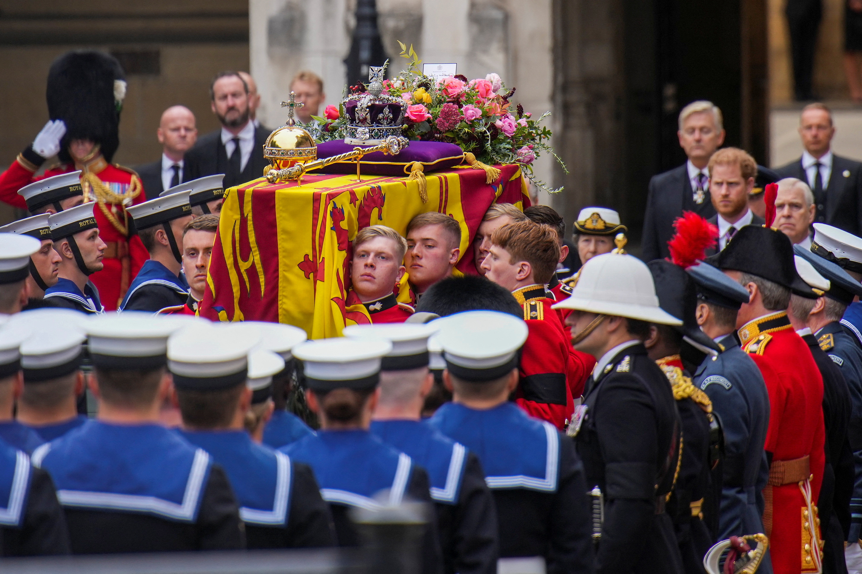 El ataúd de la reina Isabel II se coloca en un carro de armas durante su traslado a la Abadía de Westminster. 