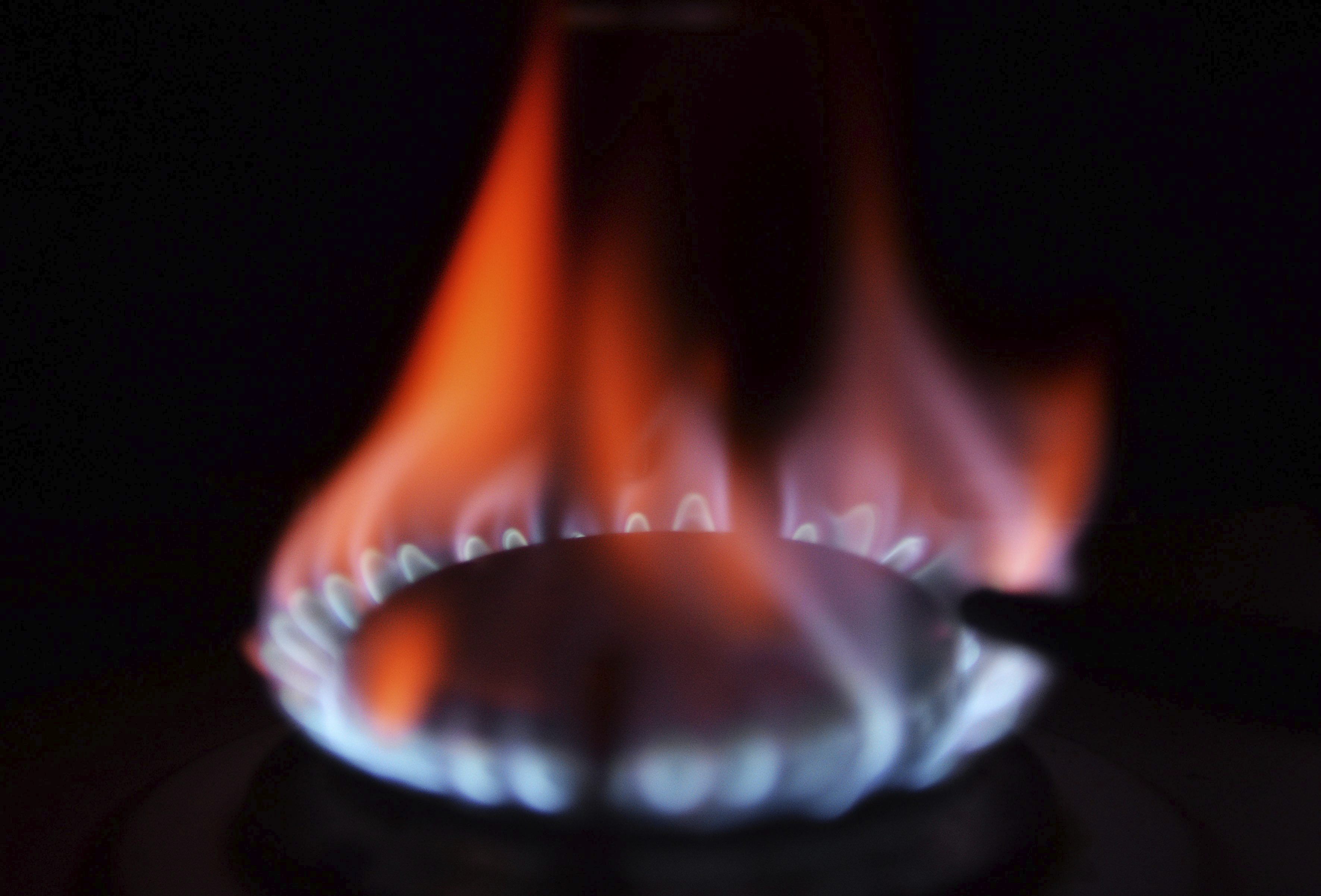 Una llama de un fogón con gas de British Gas en una casa de Londres, en una imagen de archivo. EFE/Andy Rain
