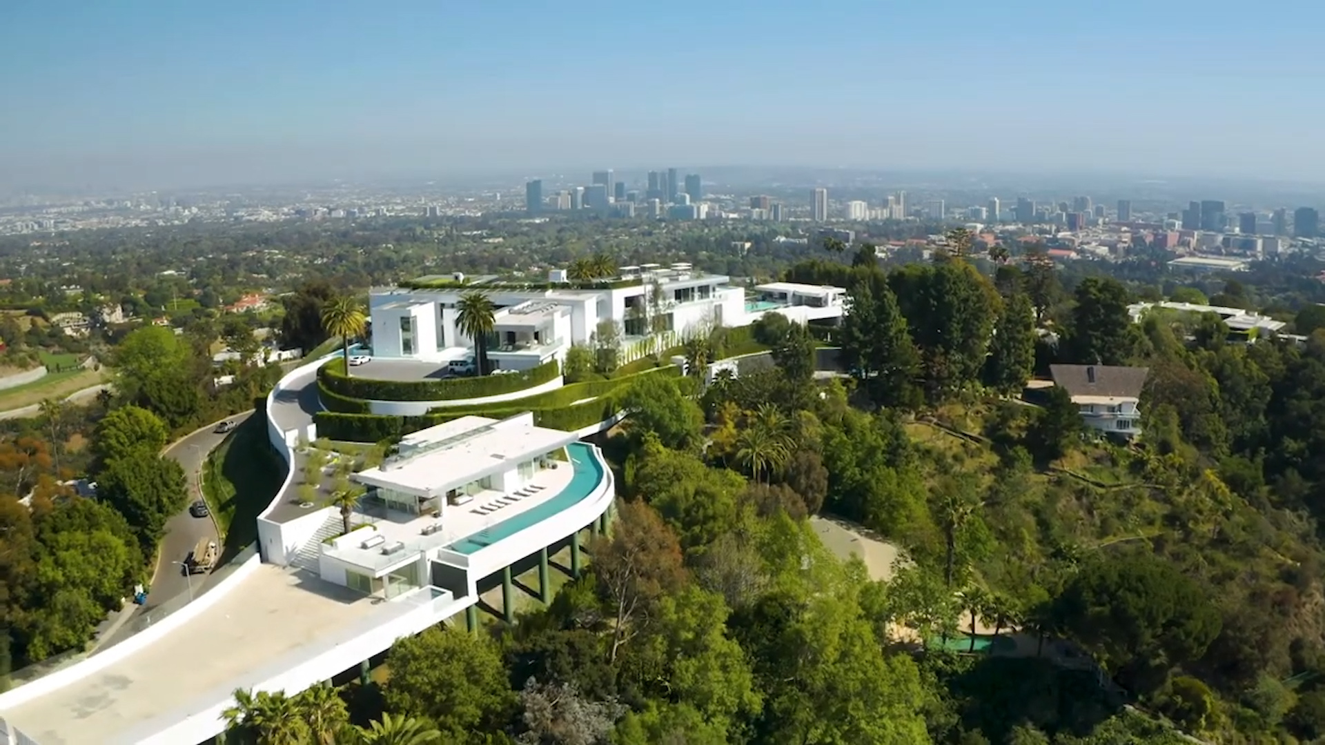 La propiedad es única y probablemente irrepetible. Luego de su autorización, Los Ángeles puso límites al tamaño de las mansiones