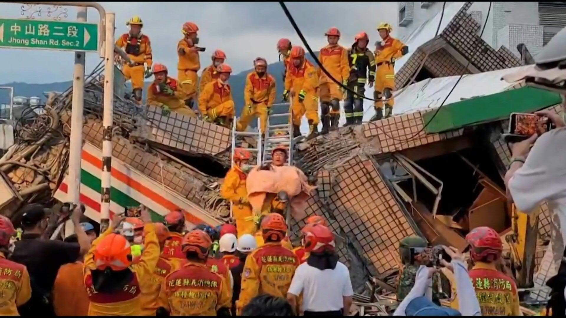 Un fuerte terremoto golpeó el sureste de Taiwán el domingo, cobrándose al menos una vida, derribando tres edificios y destrozando carreteras, pero los especialistas  afirman que la amenaza de un tsunami regional ya pasó