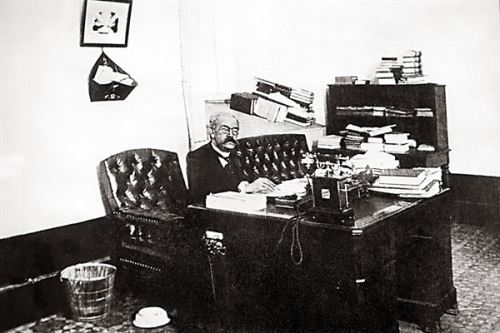 Ricardo Palma retratado en su despacho de trabajo. (Andina)