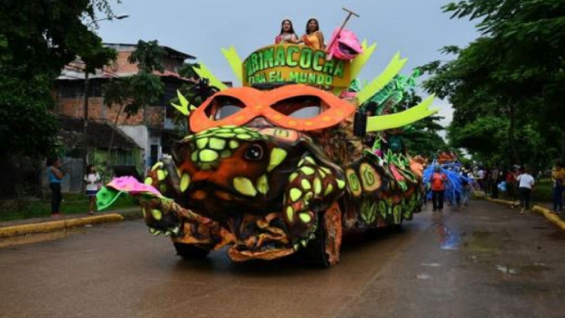 Las comparsas de carros alegóricos son una tradición de los Carnavales de Ucayali. (Andina)