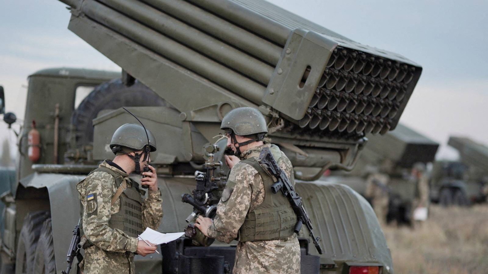 Miembros de las Fuerzas Armadas de Ucrania junto a un lanzacohetes múltiple BM-21 "Grad" durante unos ejercicios militares tácticos en un campo de tiro en la región de Kherson (Ukrainian Defence Ministry/Handout via REUTERS)