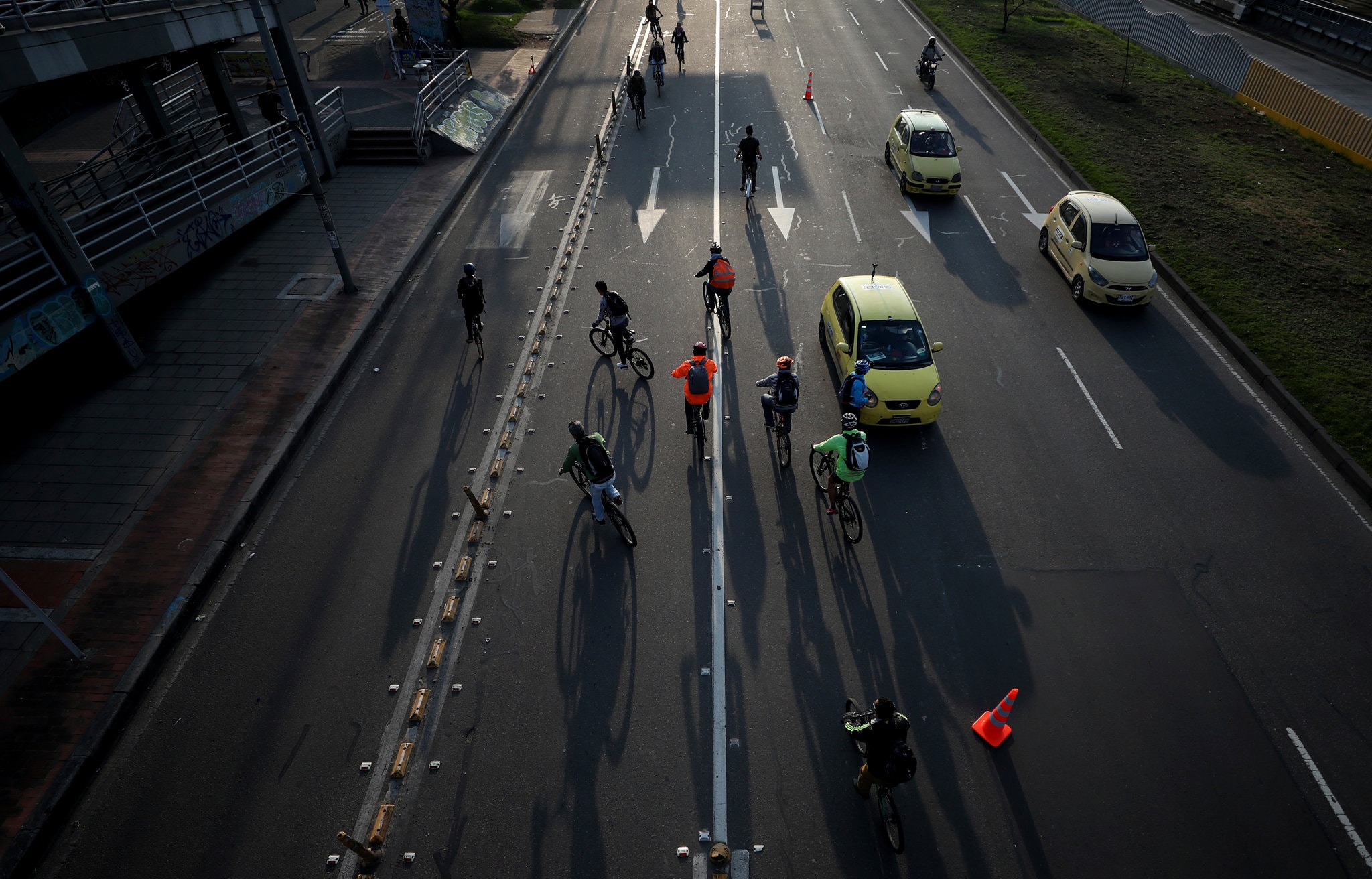 Carriles para bicicletas en Bogotá, Colombia, que ha dispuesto de más de 83 kilómetros de espacio en los caminos para los ciclistas (Fernando Vergara/Associated Press)