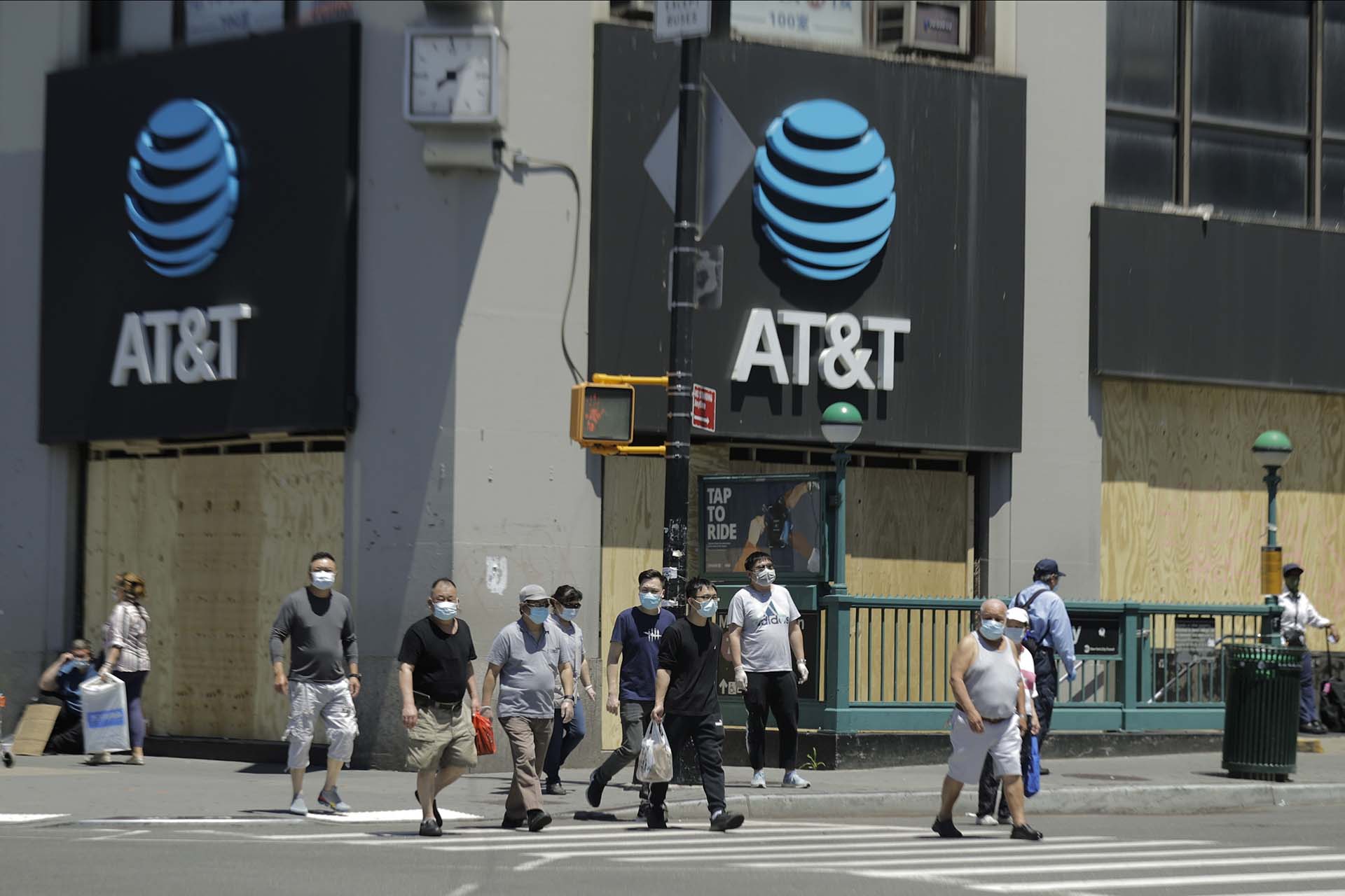 Peatones con máscaras en una calle de Queens, en Nueva York, este lunes, cuando miles de personas fueron autorizadas a regresar a sus trabajos. 