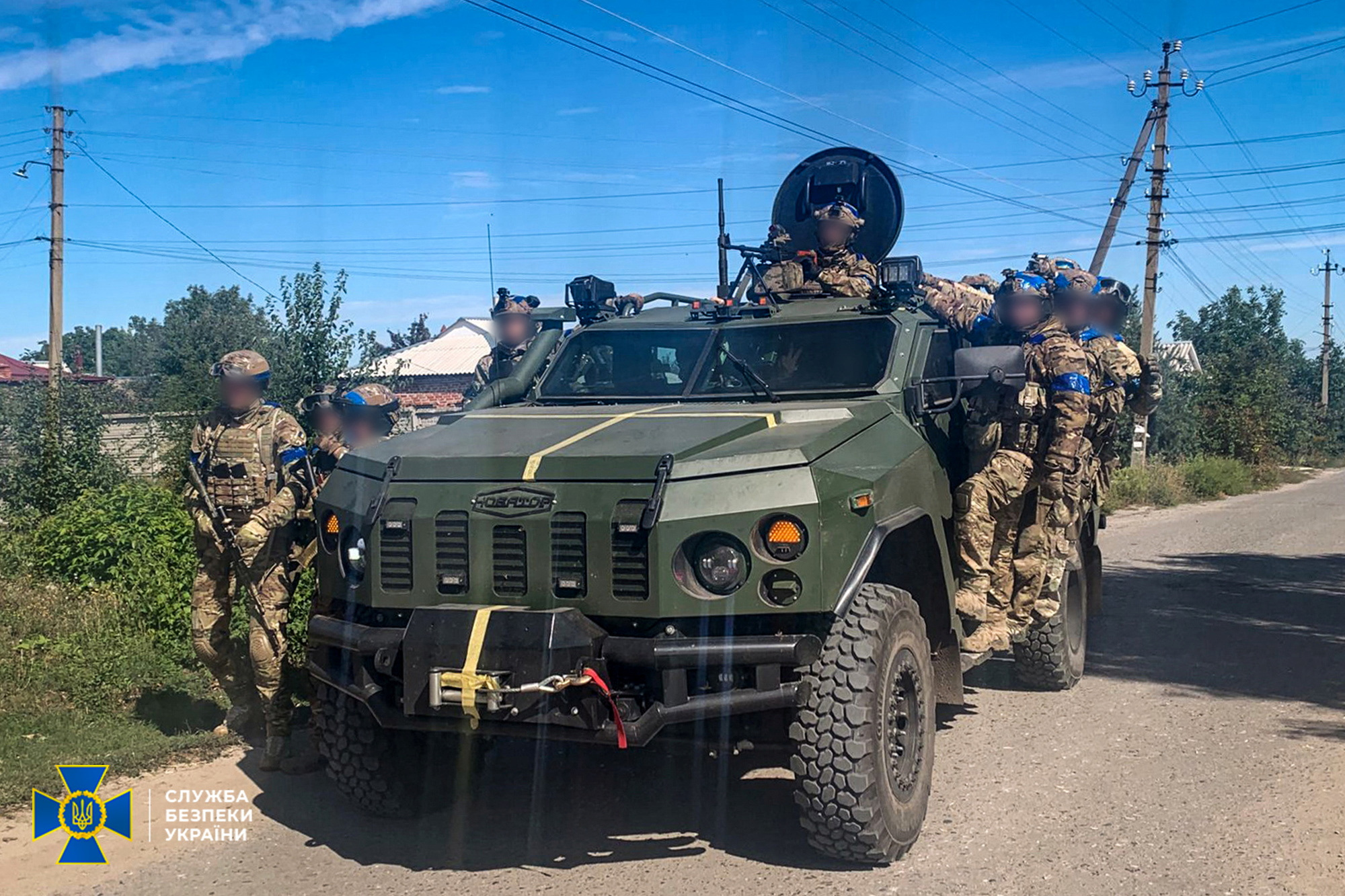 Miembros del Servicio de Seguridad del Estado de Ucrania patrullan una zona de la ciudad de Kupiansk, recientemente liberada,