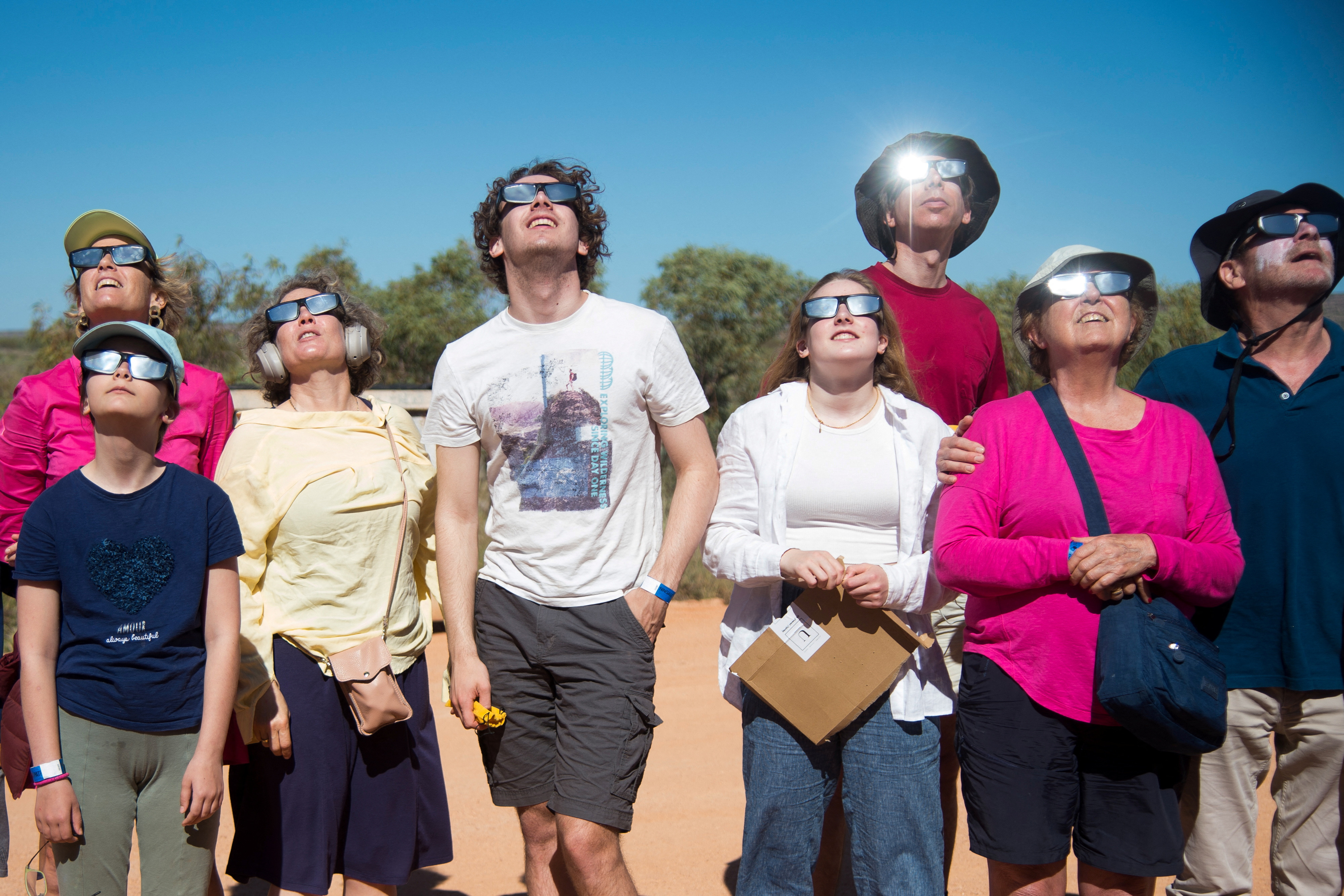 Personas cerca de Exmouth, observan directamente al Sol con anteojos especiales (AAP Image/Aaron Bunch via REUTERS  )