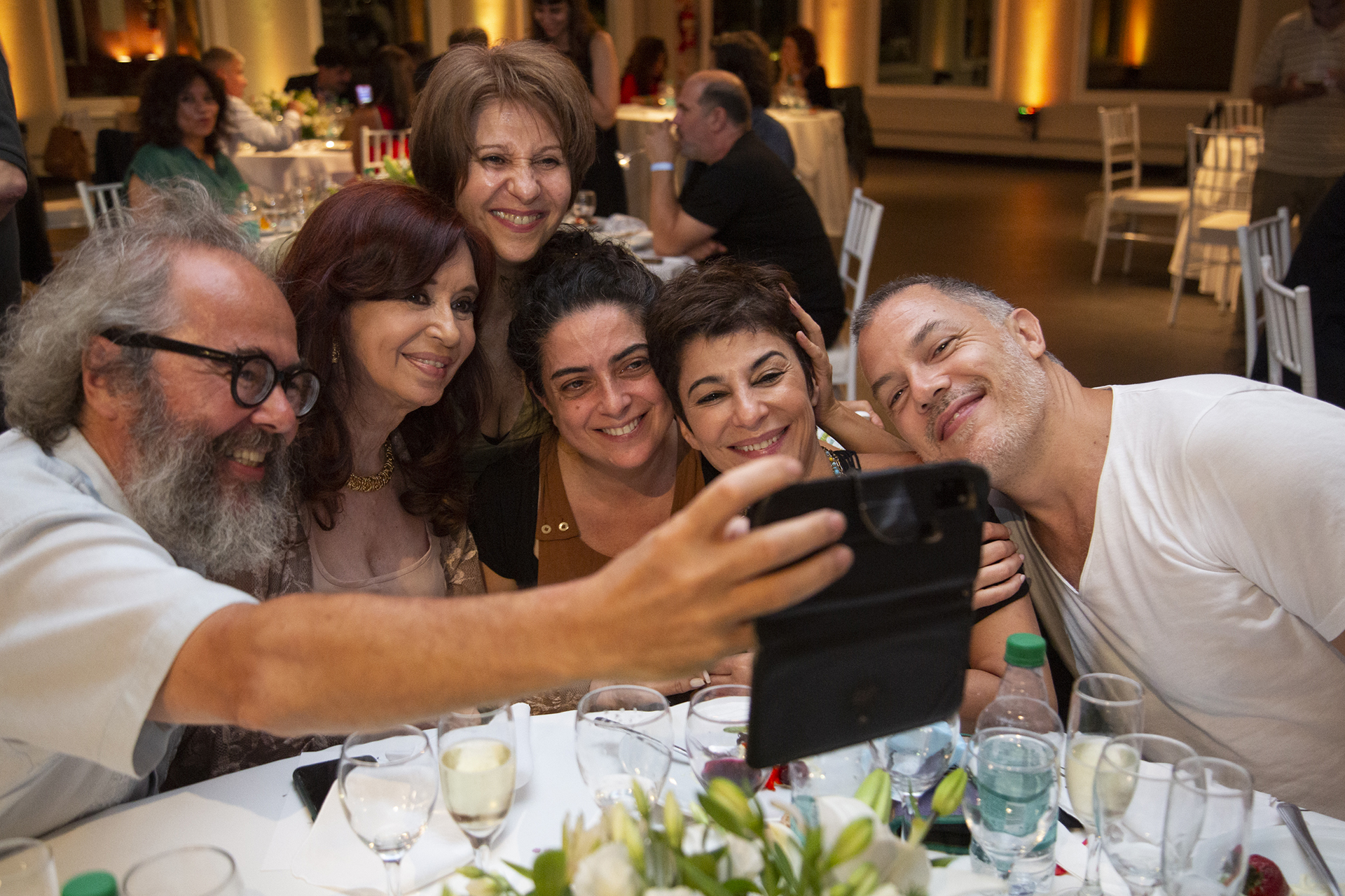 Cristina Kirchner y una selfie con Paola Barrientos, Carolina Papaleo y Flechter.