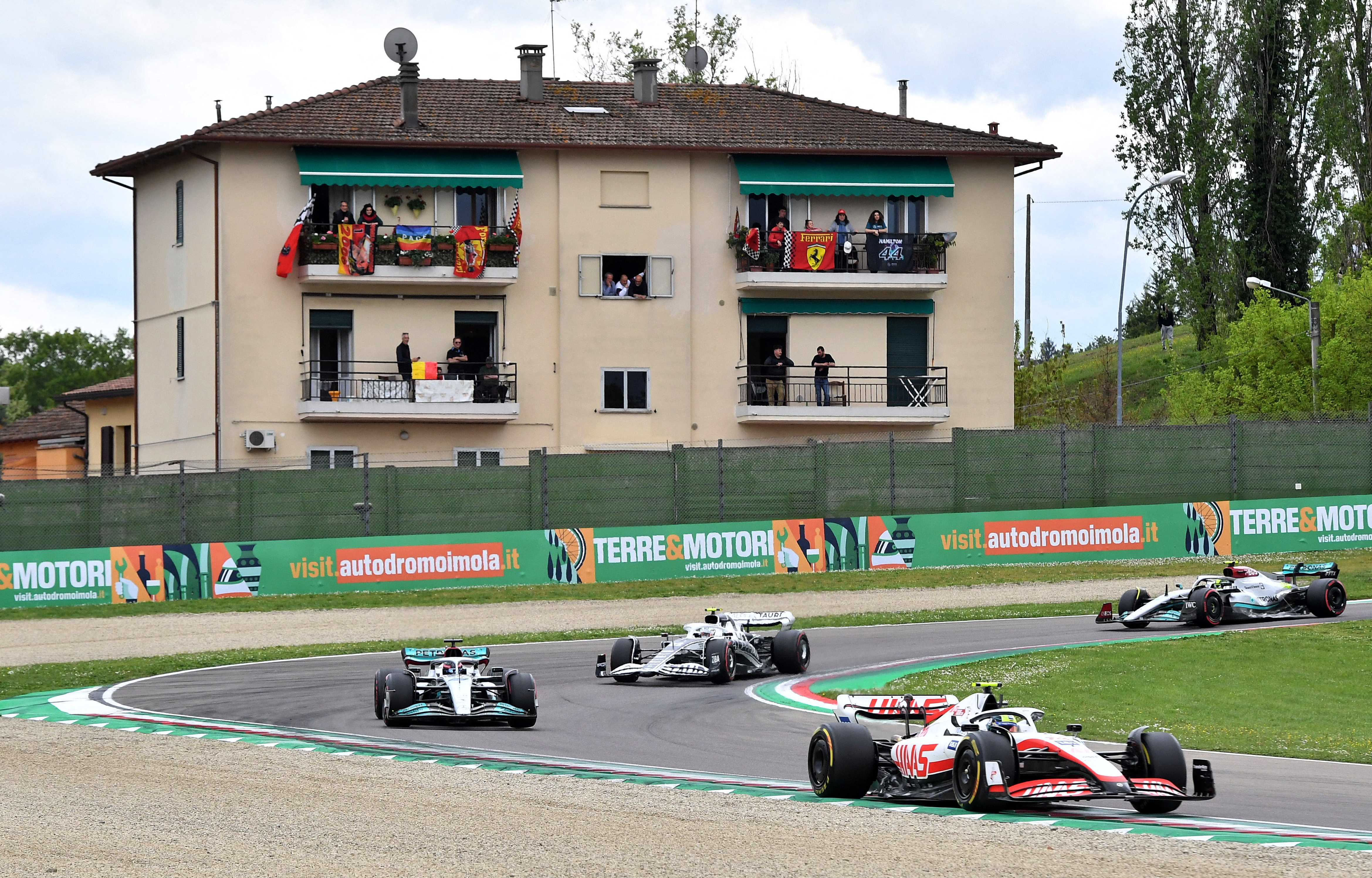 Mick Schumacher leads a peloton in Imola (REUTERS / Jennifer Lorenzini)