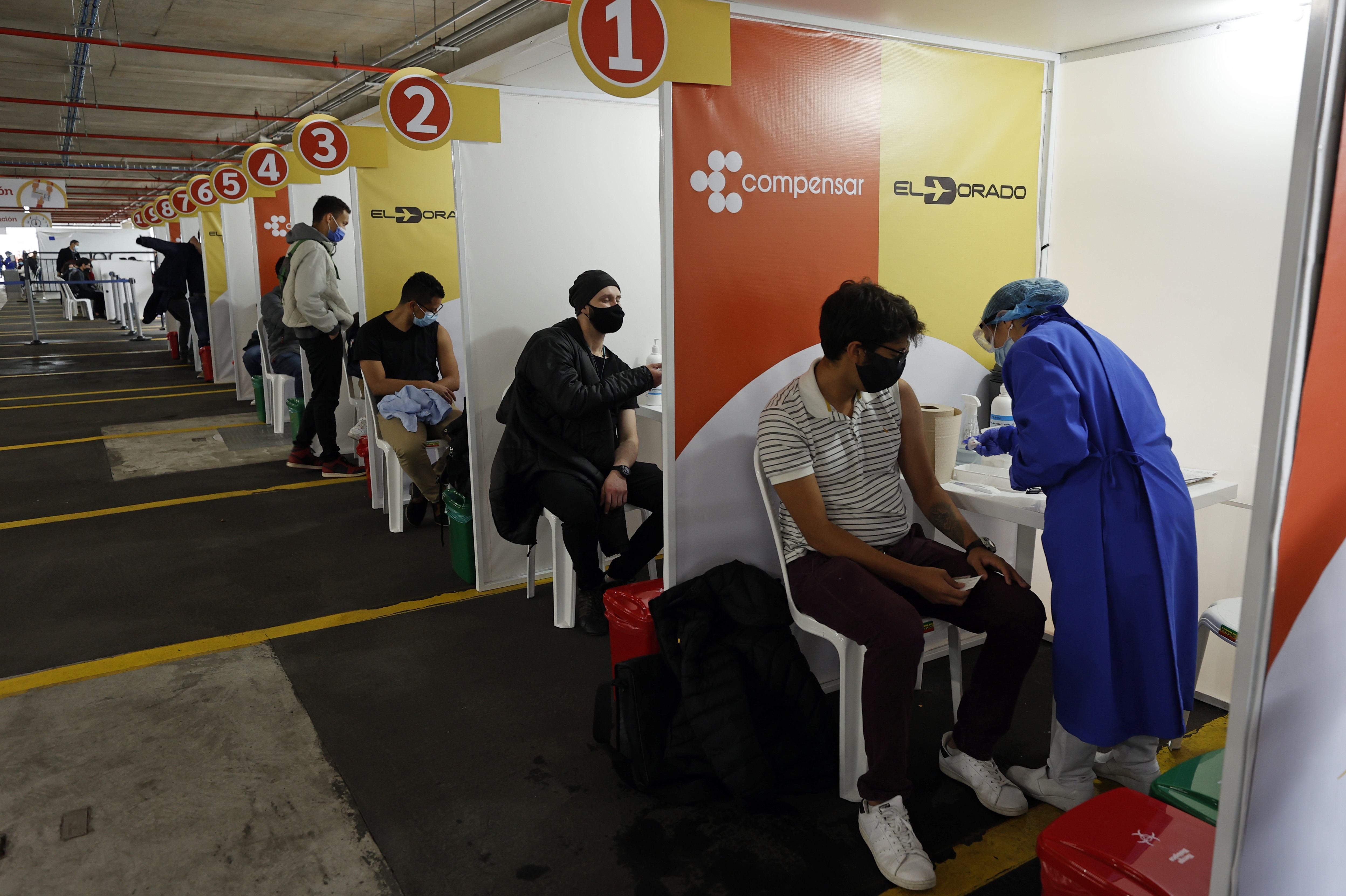 Personal médico vacuna contra la covid-19 en el Aeropuerto Internacional El Dorado de Bogotá (Colombia), en una fotografía de archivo. EFE/Mauricio Dueñas Castañeda
