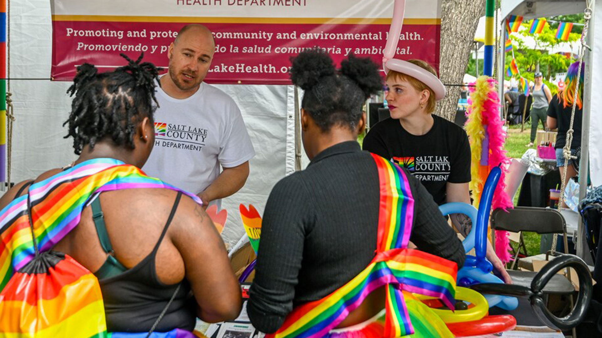 En el Pride de Salt Lake City, funcionarios de Salud y activistas LGBT+ repartieron panfletos sobre la viruela del mono.